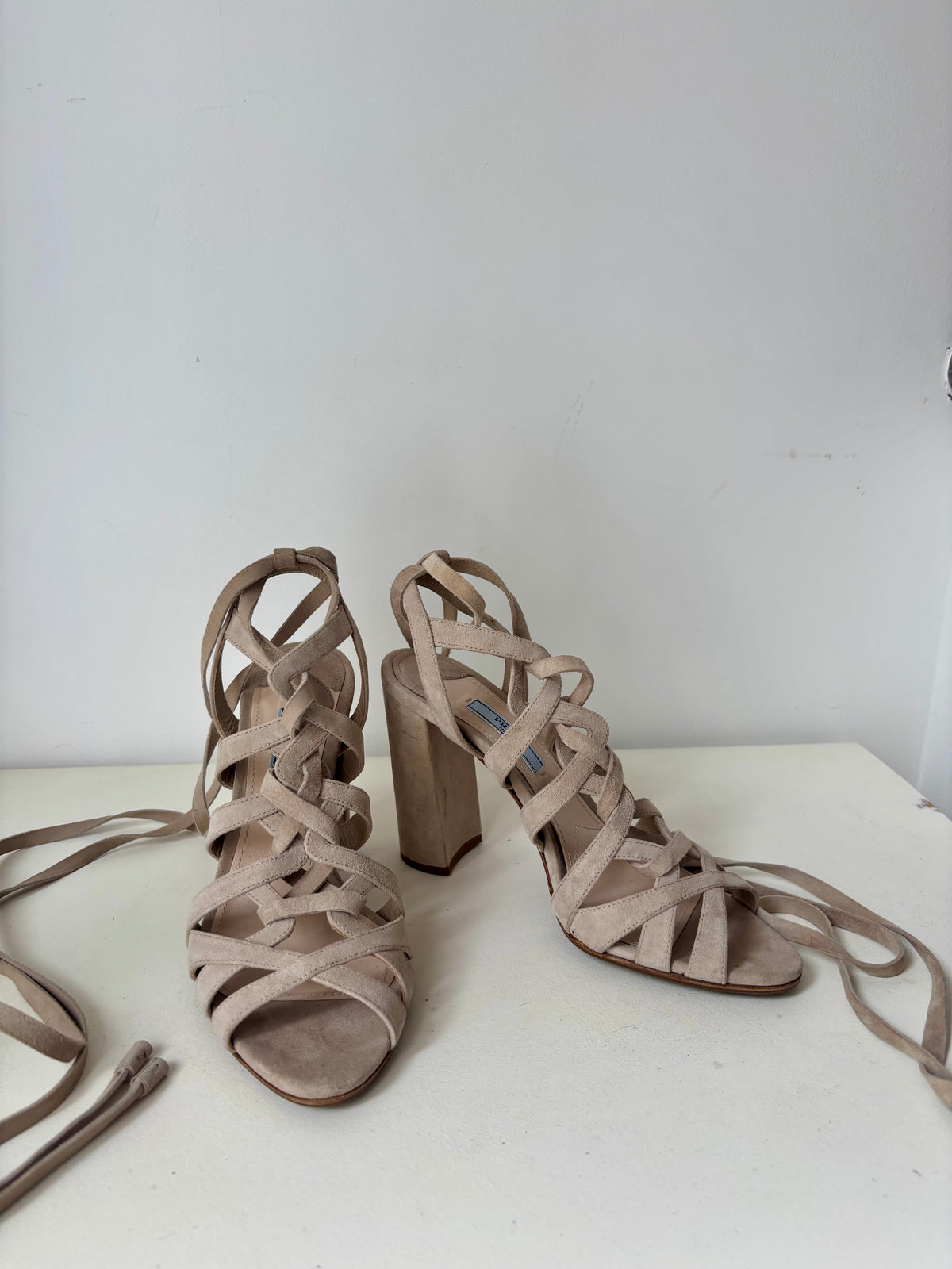 Prada Sandales Lacées Nude en Daim Talons Carrés – 36,5