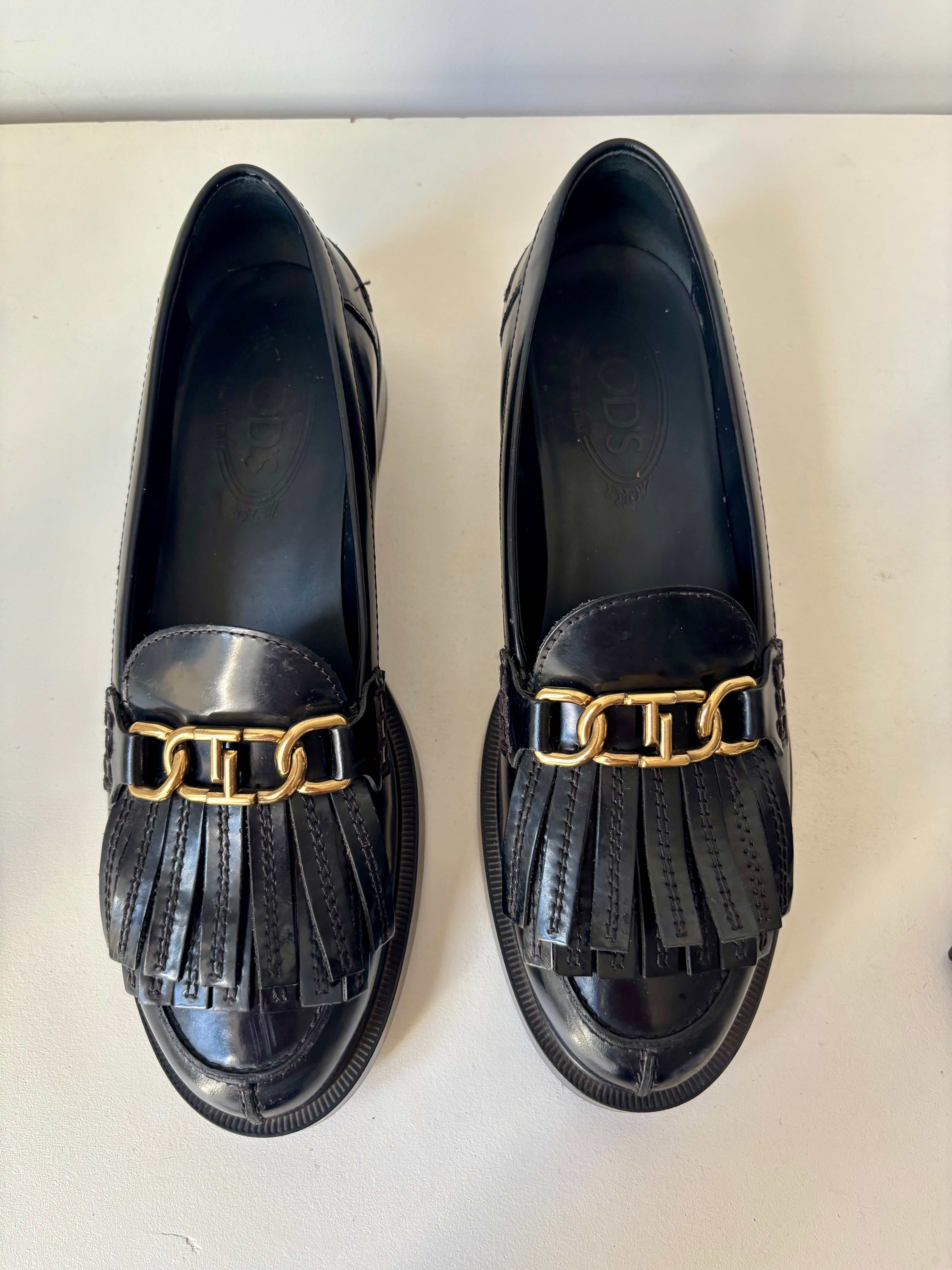 Tod’s mocassins en cuir noir à franges et boucle dorée – 38