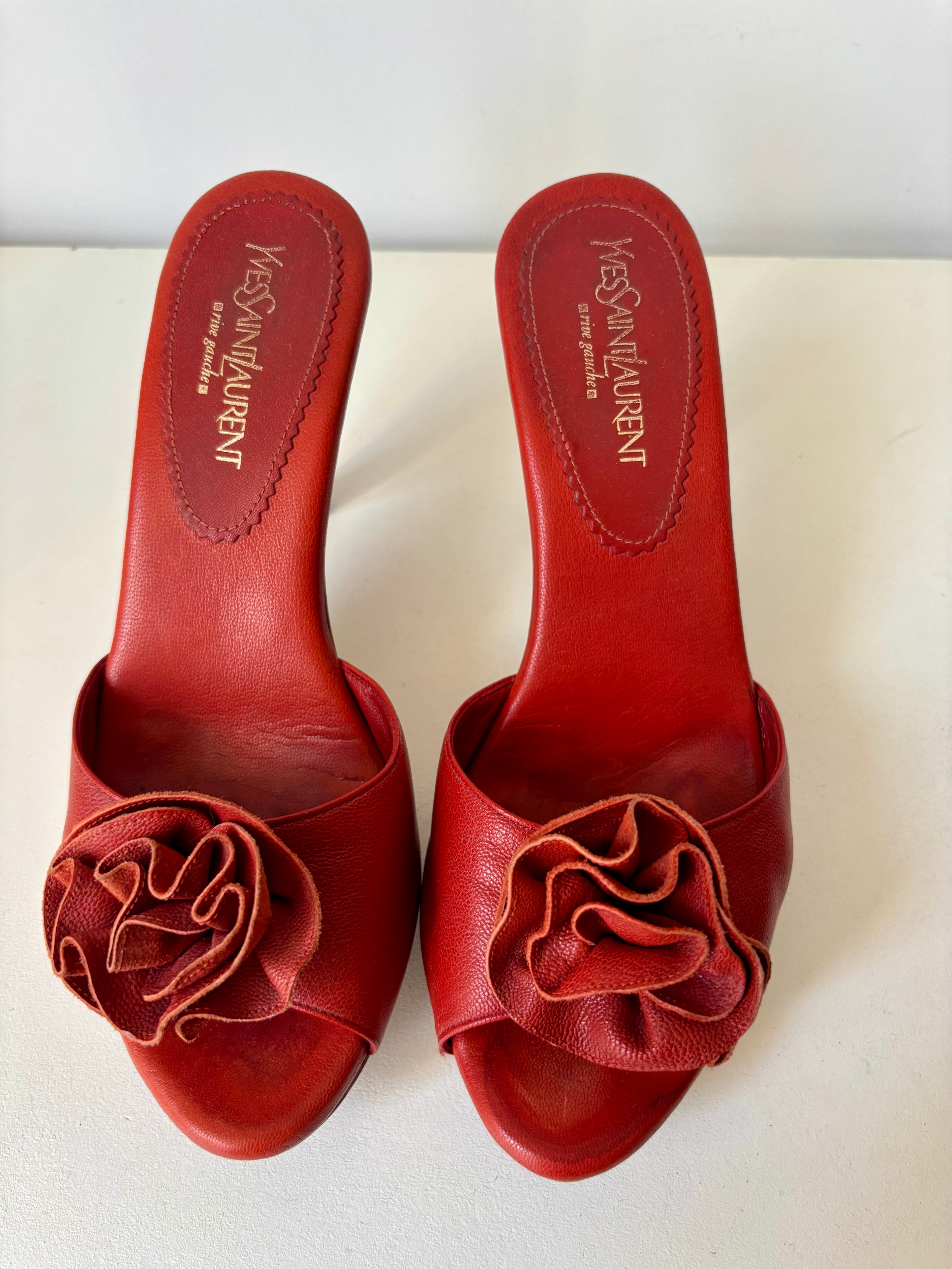 Yves Saint Laurent mules vintage à talons cuir rouge fleur – 37