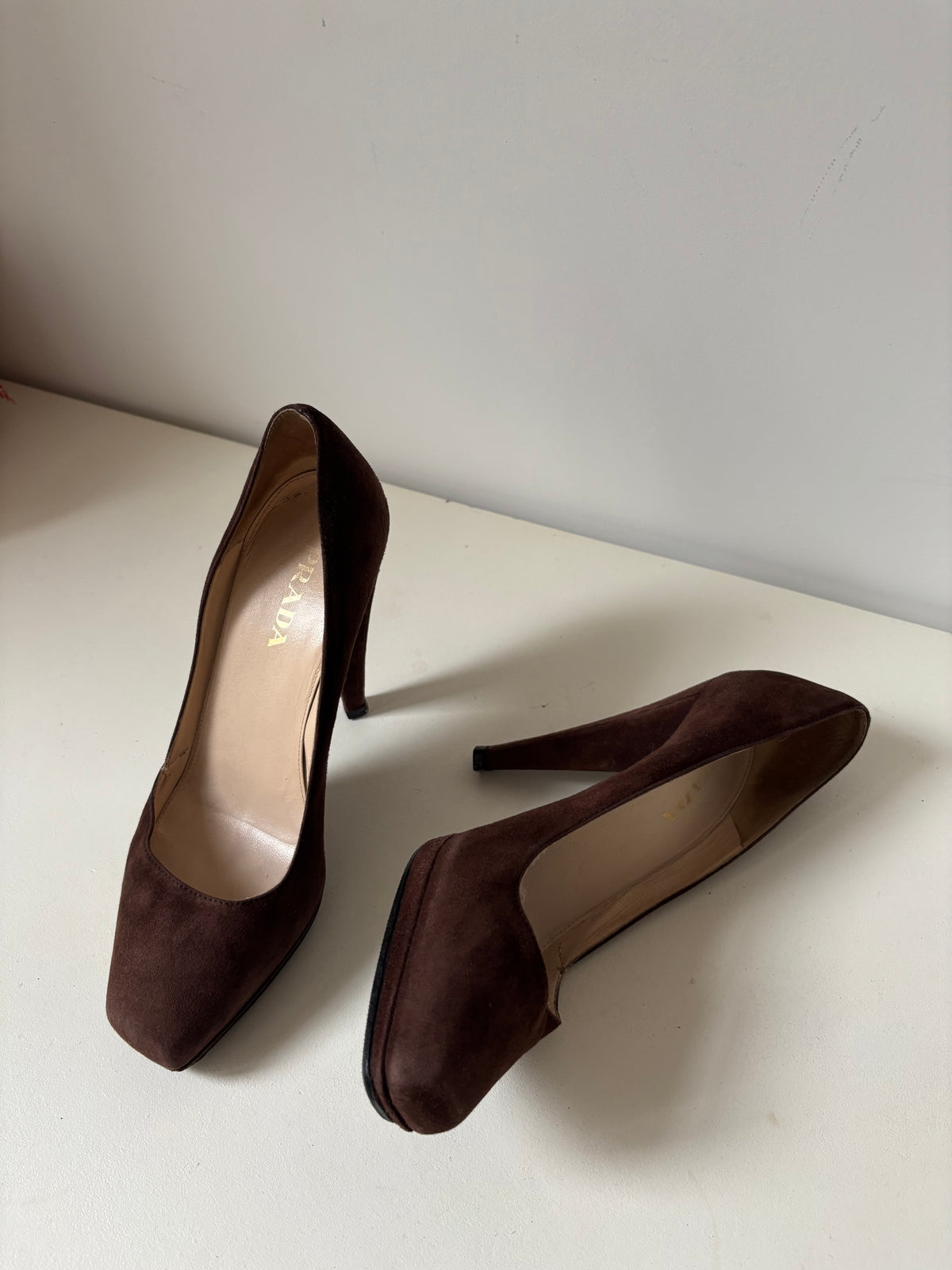 Prada Pumps aus schokoladenbraunem Wildleder – Größe 37