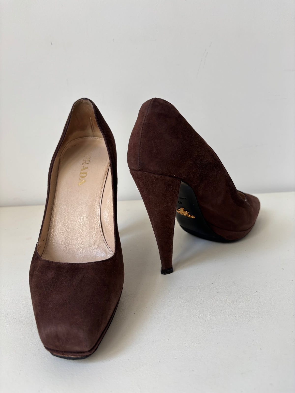 Prada Pumps aus schokoladenbraunem Wildleder – Größe 37
