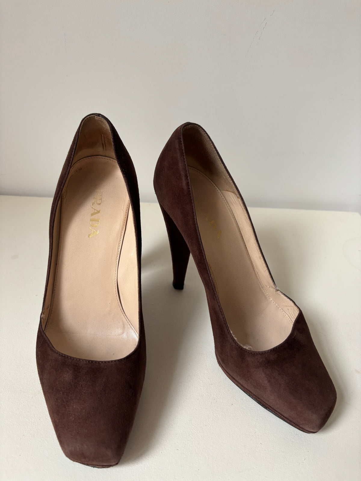 Prada Pumps aus schokoladenbraunem Wildleder – Größe 37