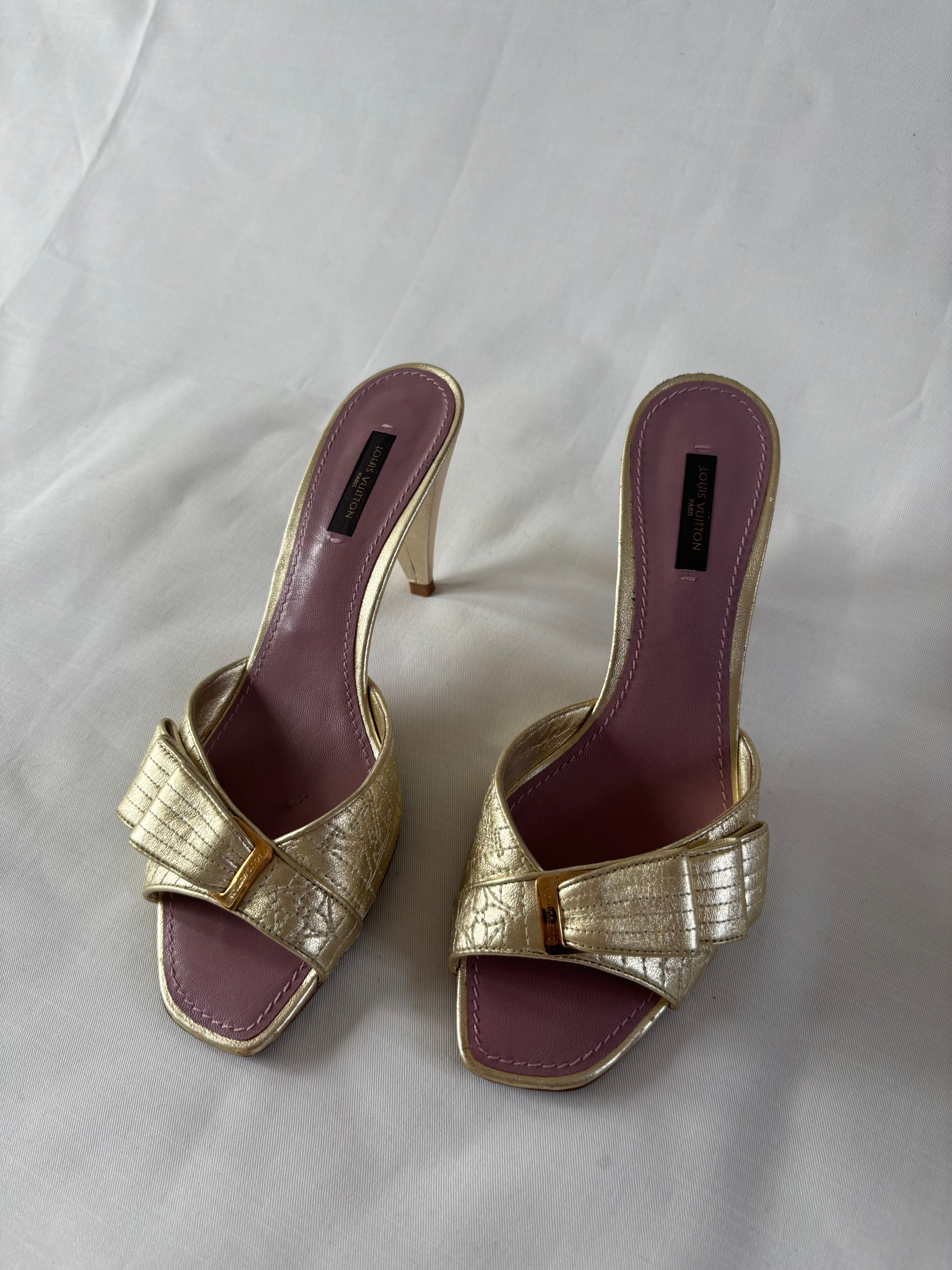 Louis Vuitton mules dorées à boucle assortie