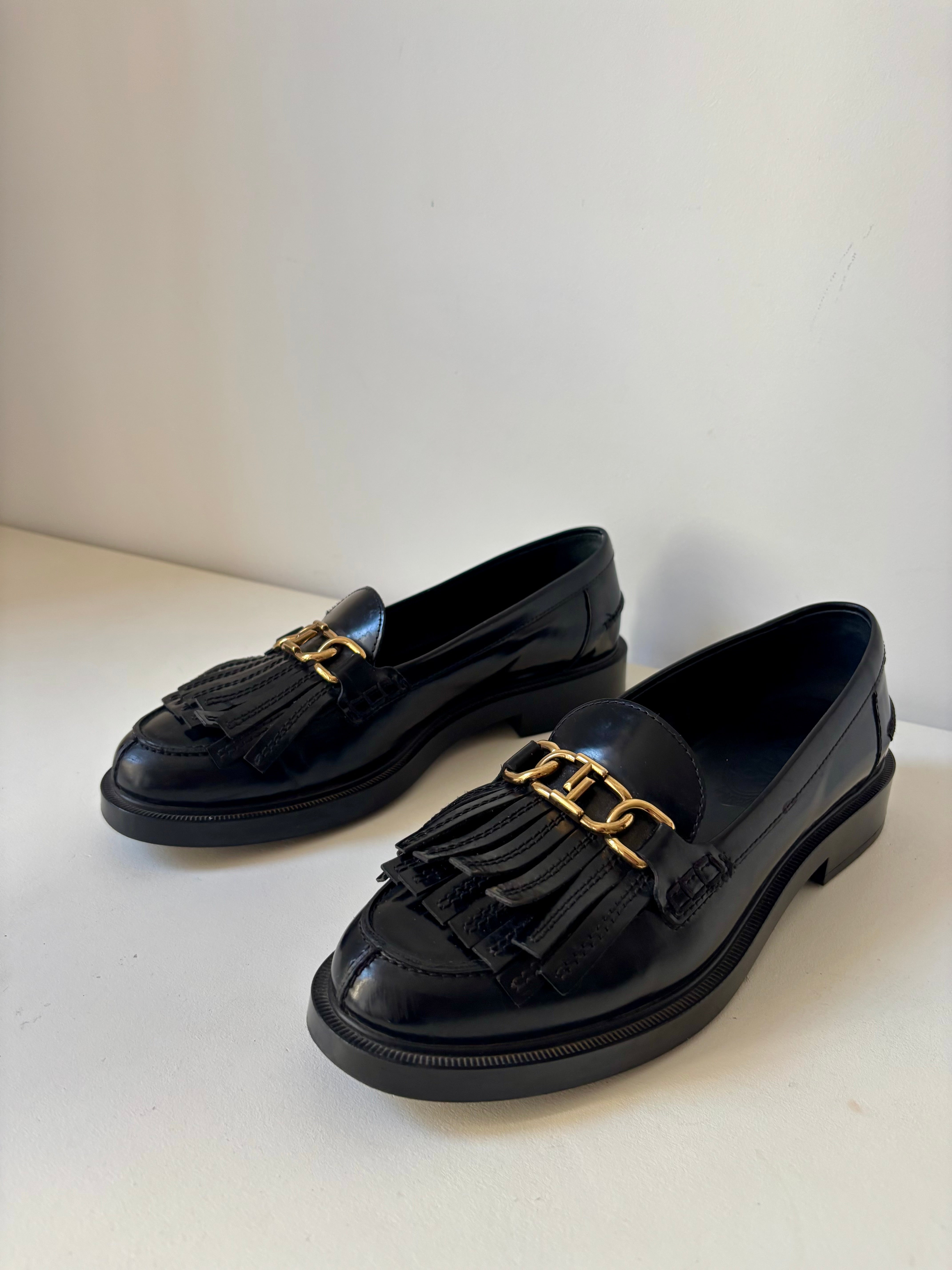 Tod’s mocassins en cuir noir à franges et boucle dorée – 38