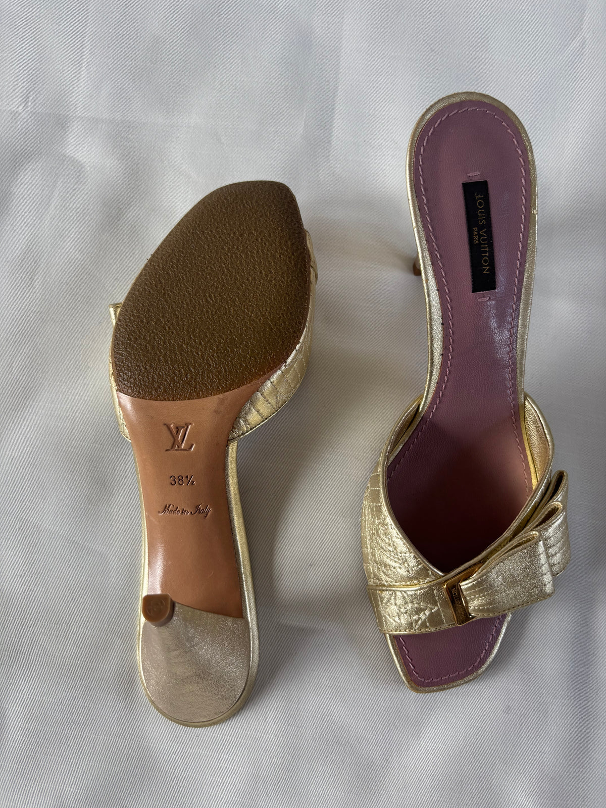 Louis Vuitton mules dorées à boucle assortie
