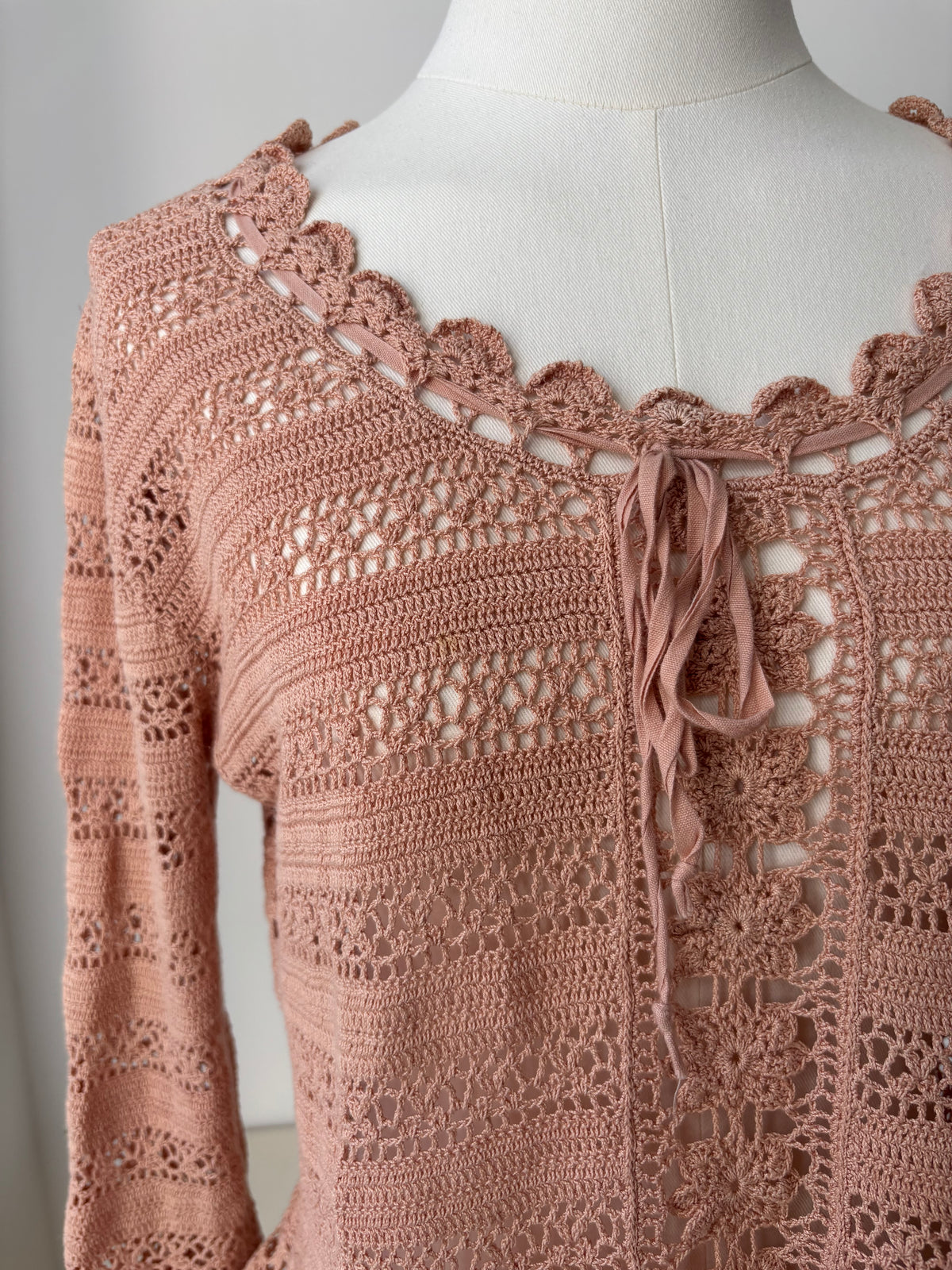 Moschino pull en crochet rose poudré – M
