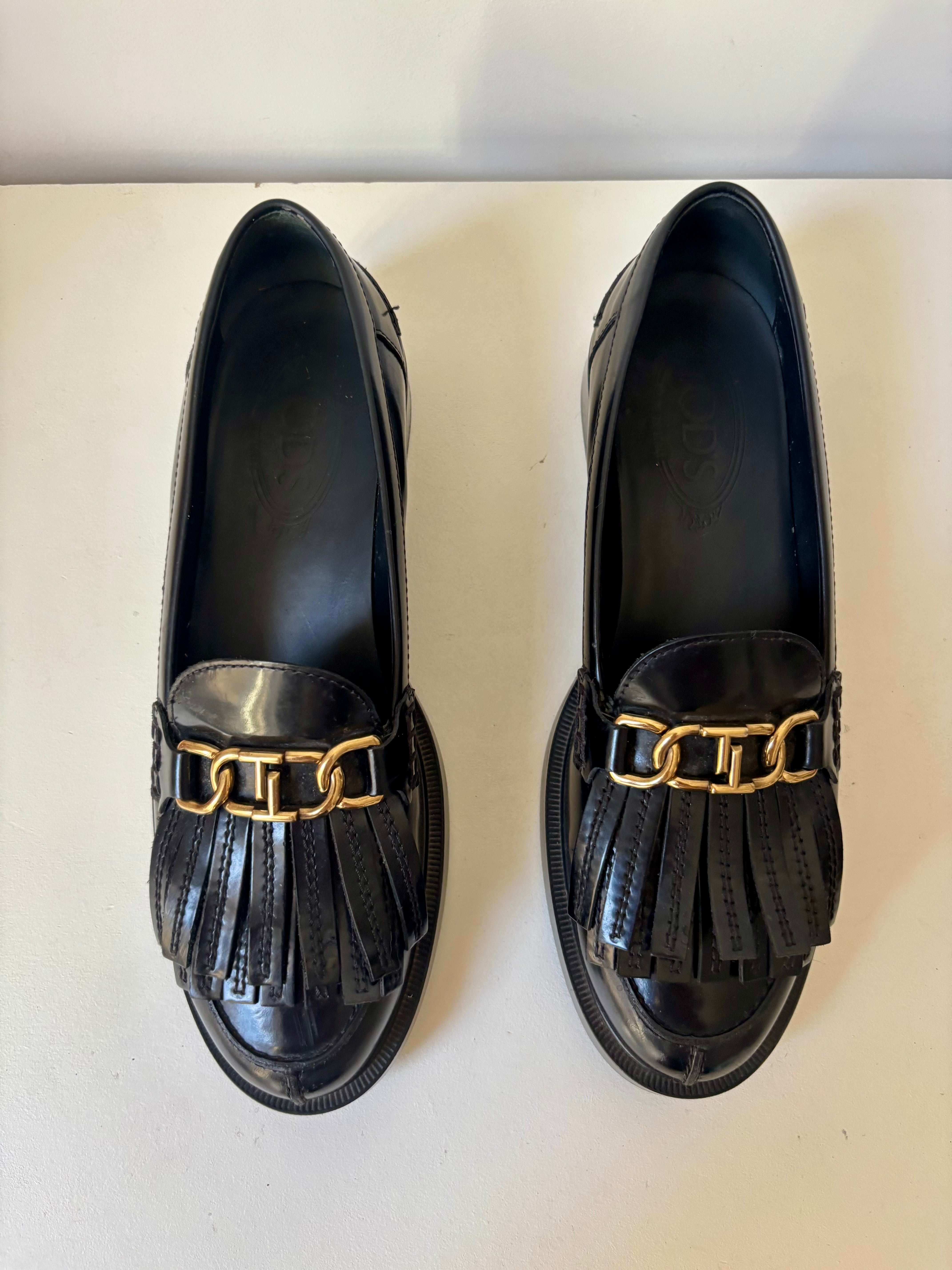 Tod’s mocassins en cuir noir à franges et boucle dorée – 38