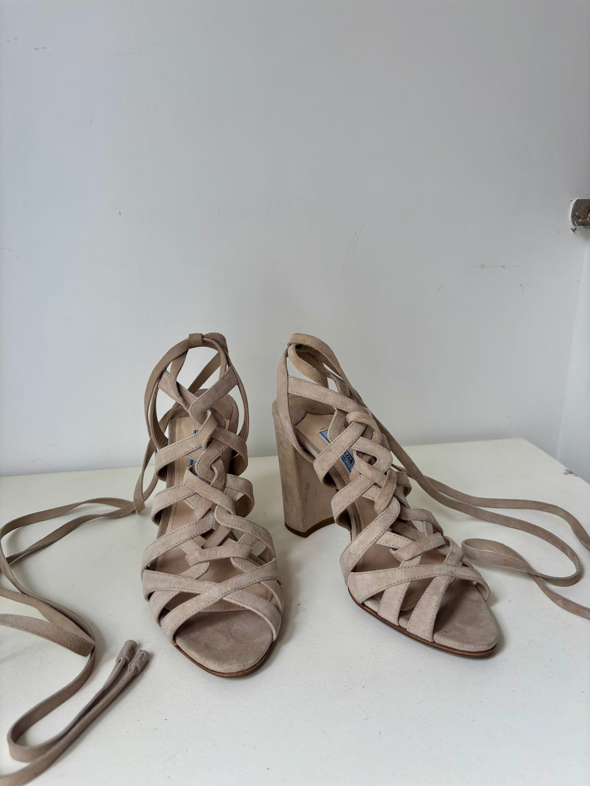 Prada Sandales Lacées Nude en Daim Talons Carrés – 36,5