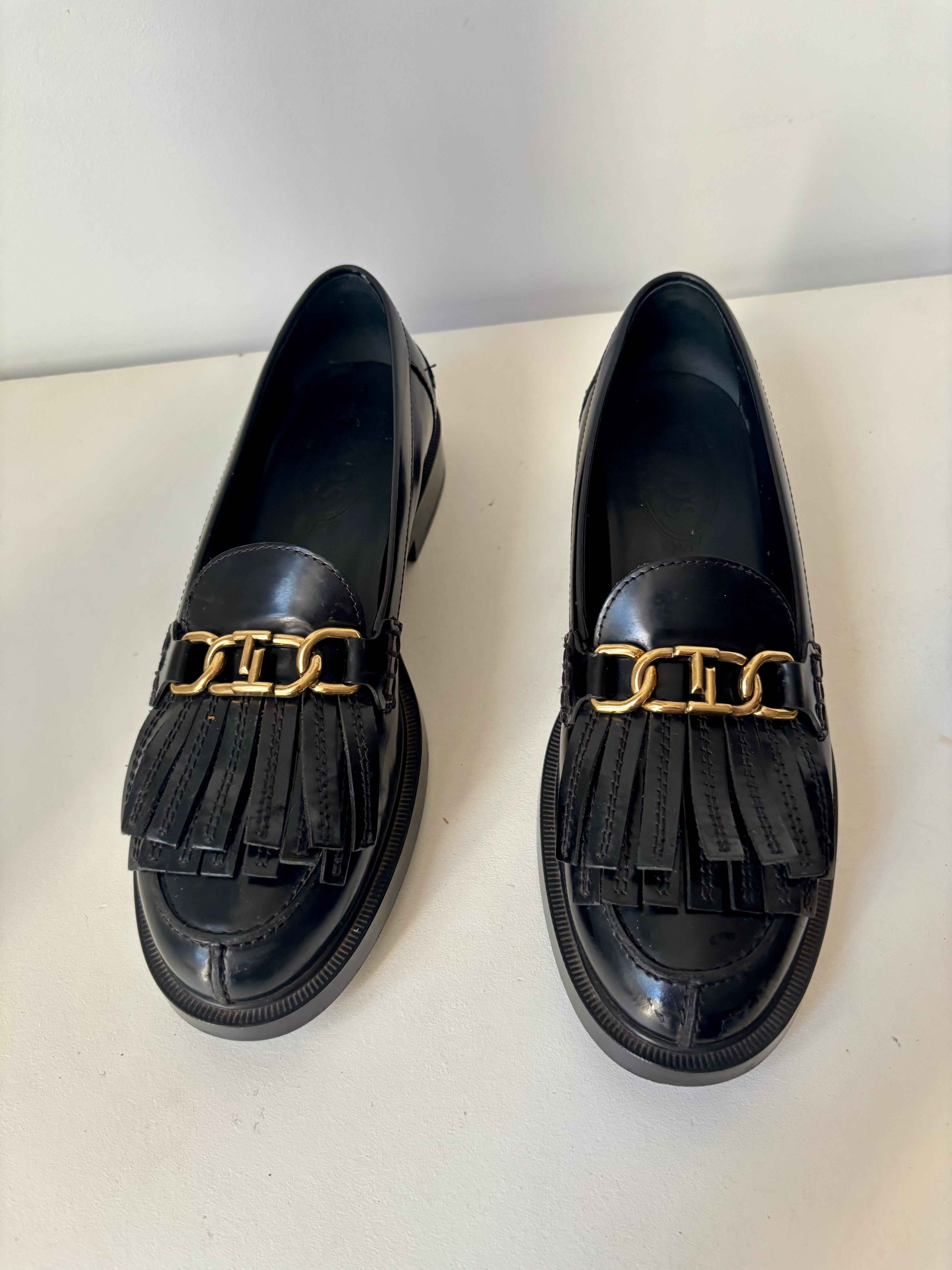 Tod’s mocassins en cuir noir à franges et boucle dorée – 38