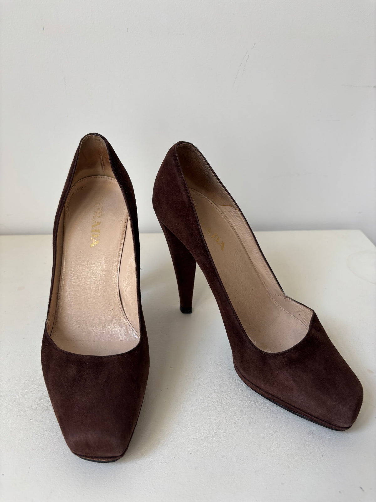 Prada Pumps aus schokoladenbraunem Wildleder – Größe 37