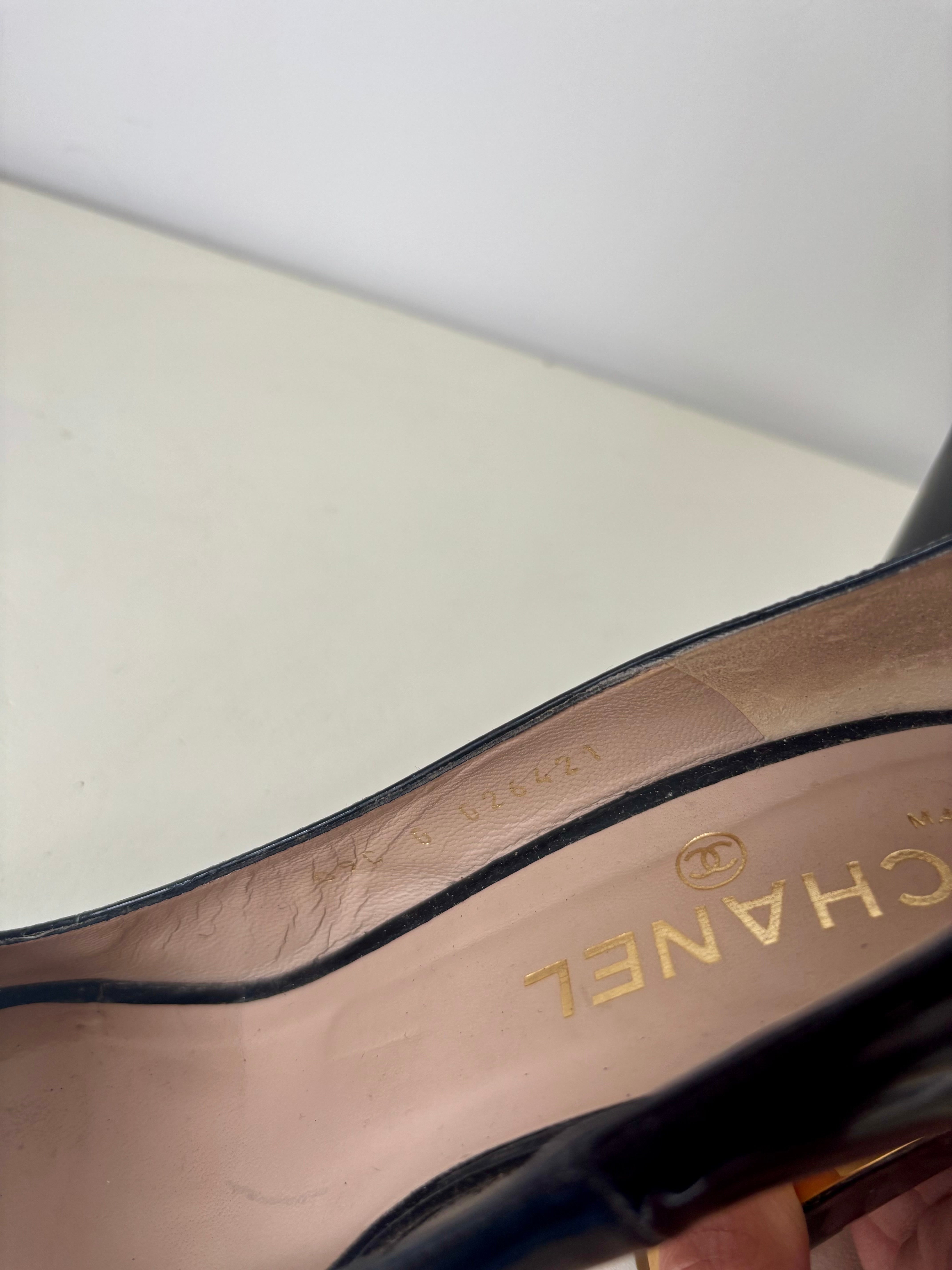 Chanel Escarpins vernis talons CC dorés — 37