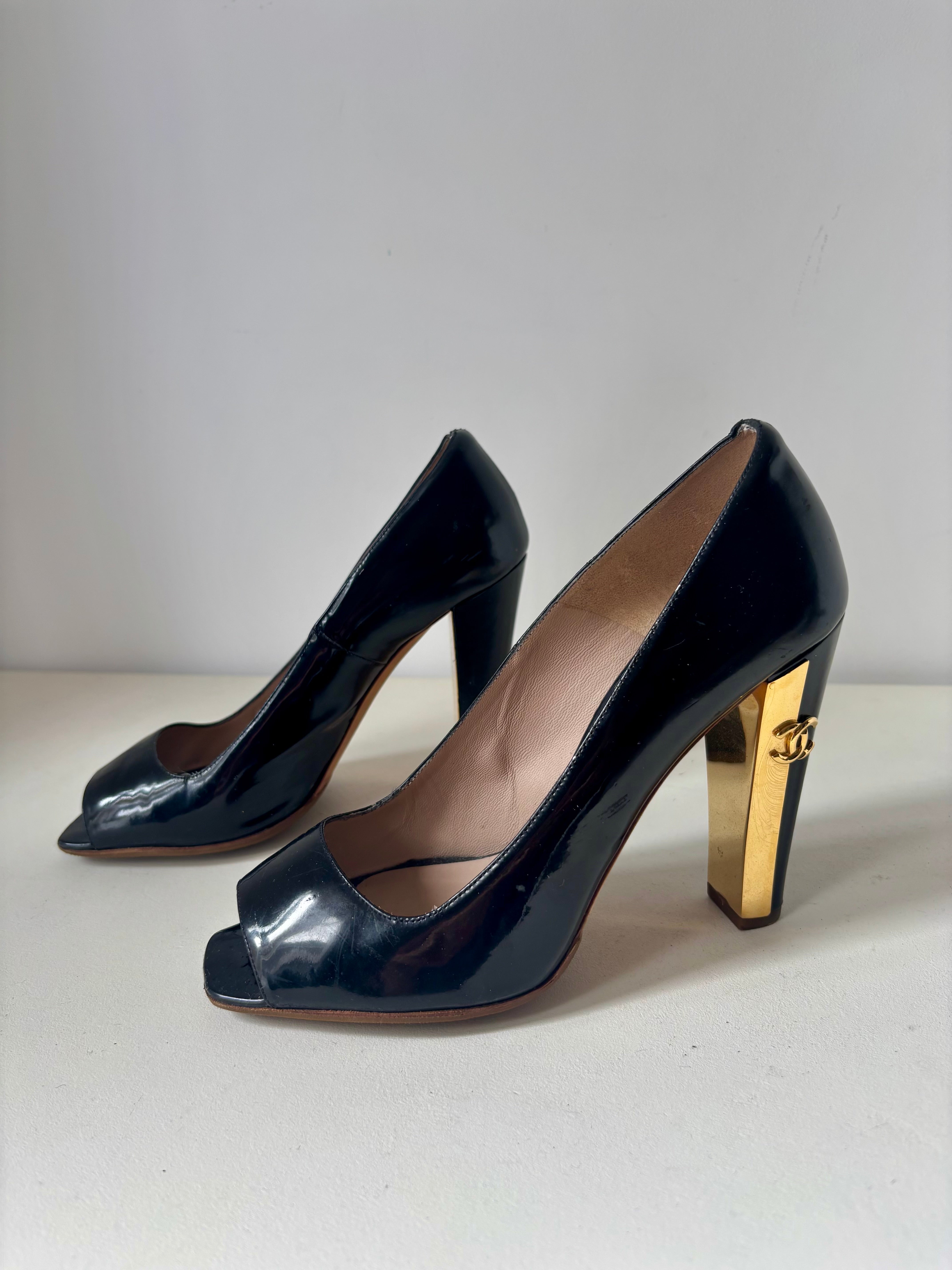 Chanel Escarpins vernis talons CC dorés — 37