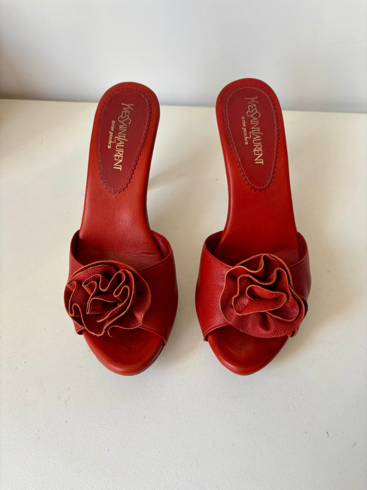 Yves Saint Laurent mules vintage à talons cuir rouge fleur – 37