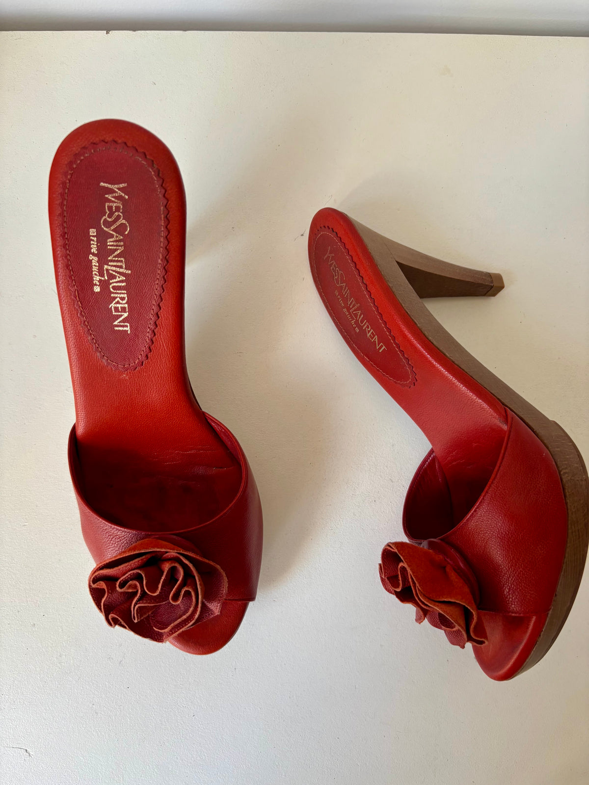 Yves Saint Laurent mules vintage à talons cuir rouge fleur – 37