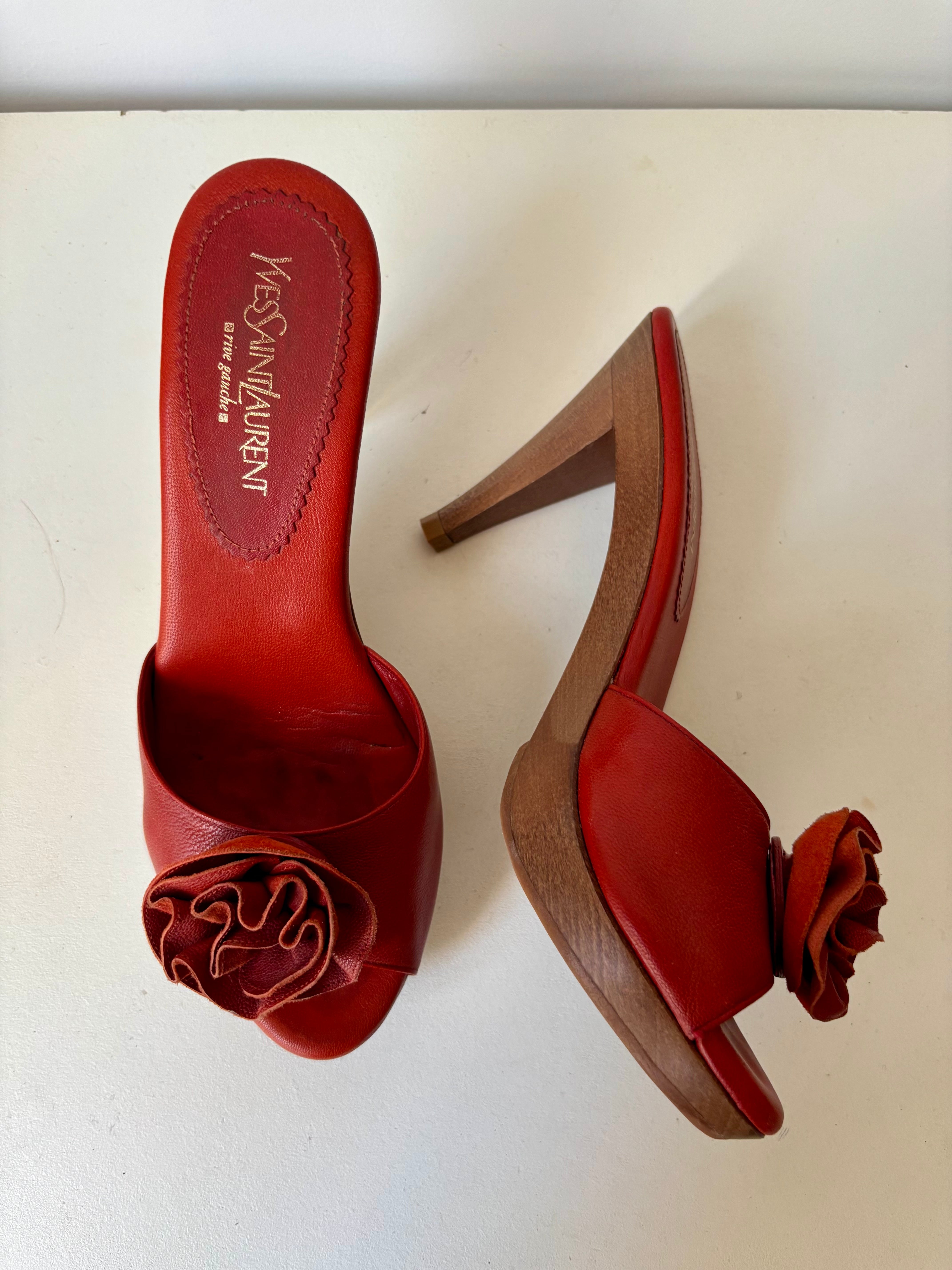 Yves Saint Laurent mules vintage à talons cuir rouge fleur – 37