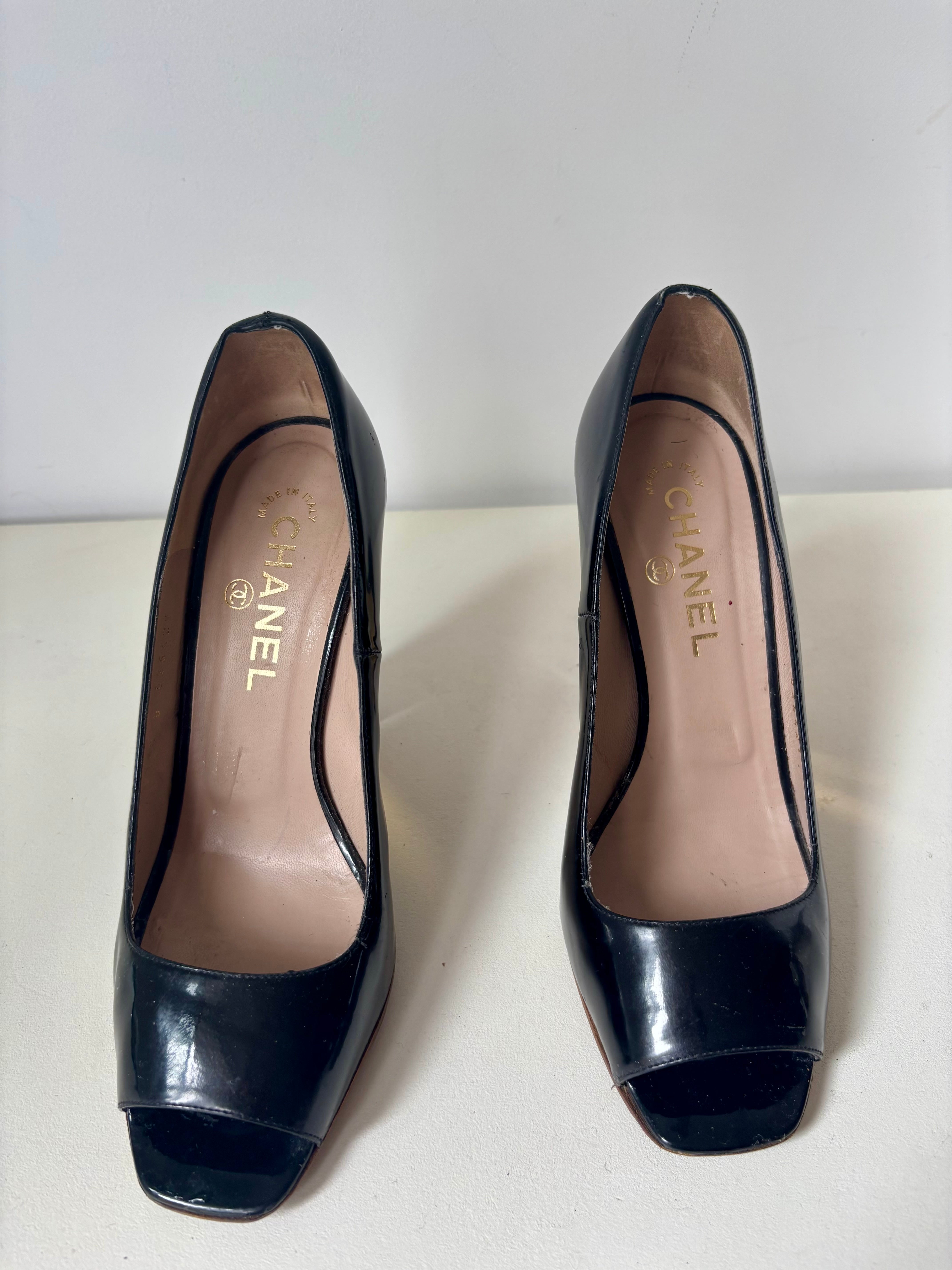 Chanel Escarpins vernis talons CC dorés — 37
