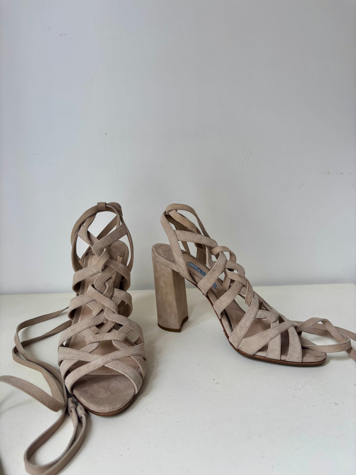 Prada Sandales Lacées Nude en Daim Talons Carrés – 36,5