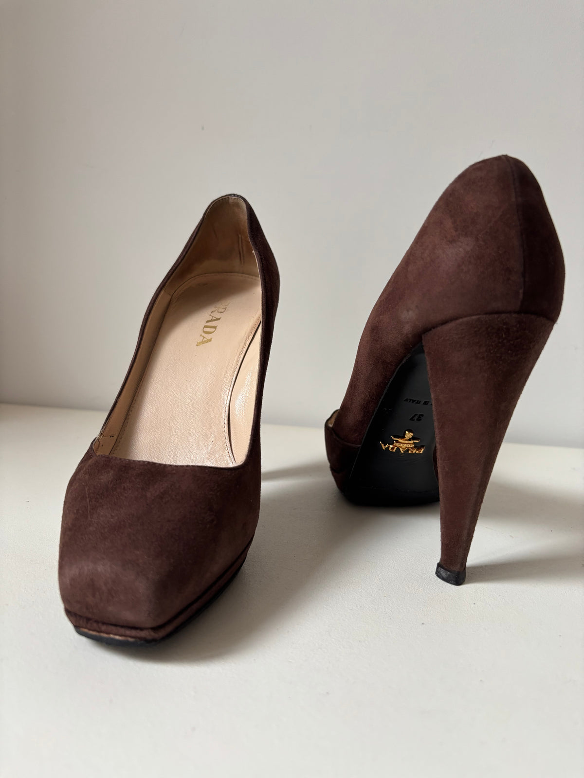 Prada Pumps aus schokoladenbraunem Wildleder – Größe 37