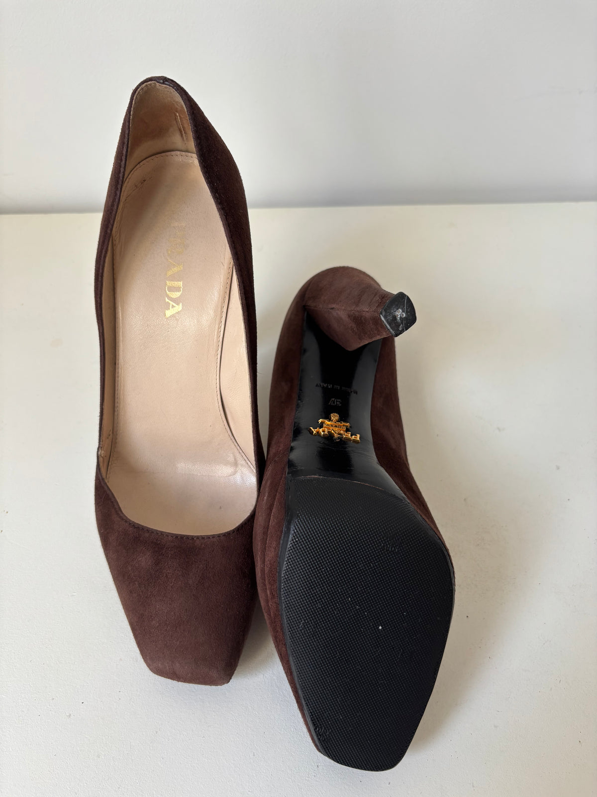 Prada Pumps aus schokoladenbraunem Wildleder – Größe 37