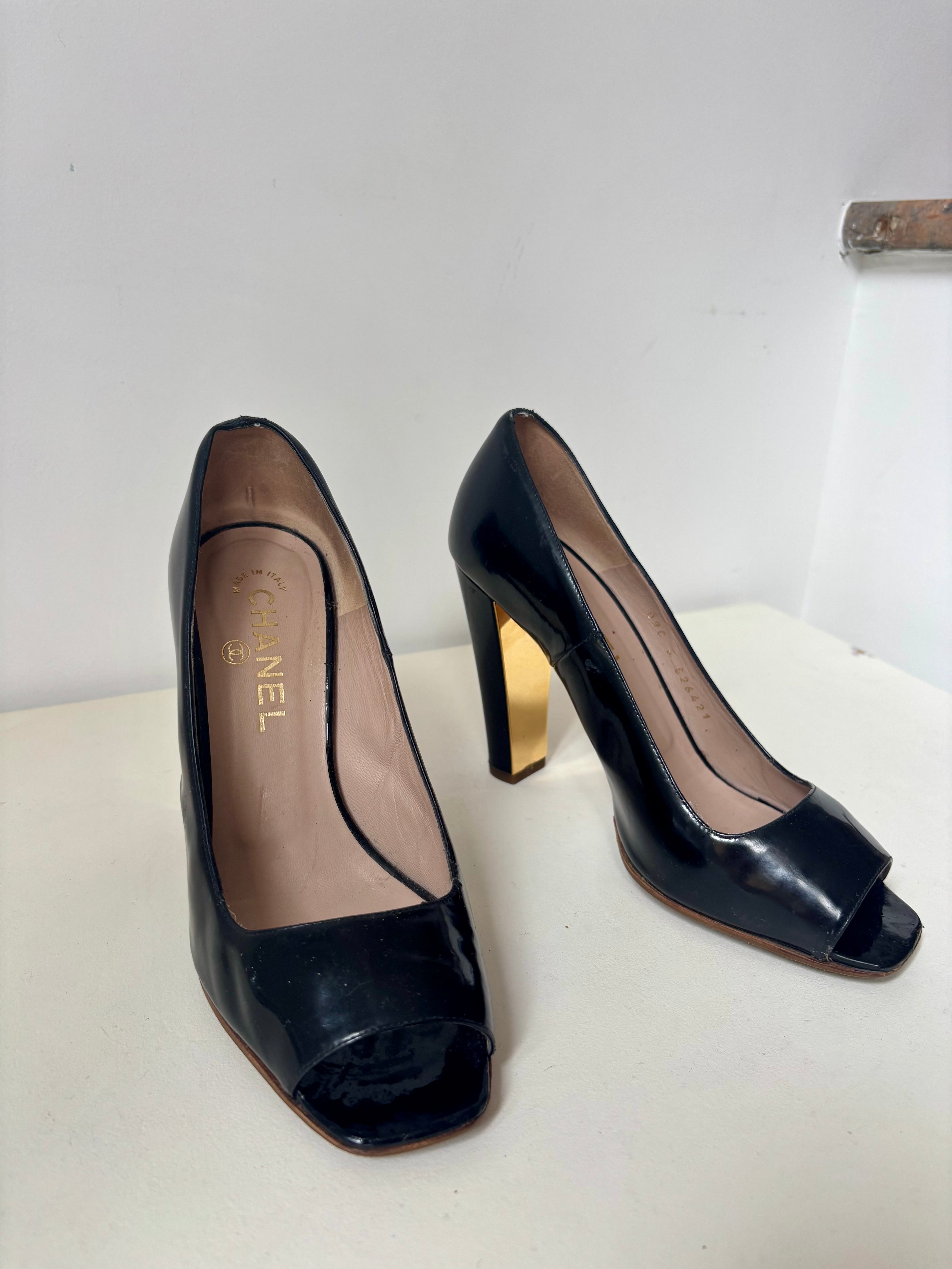 Chanel Escarpins vernis talons CC dorés — 37