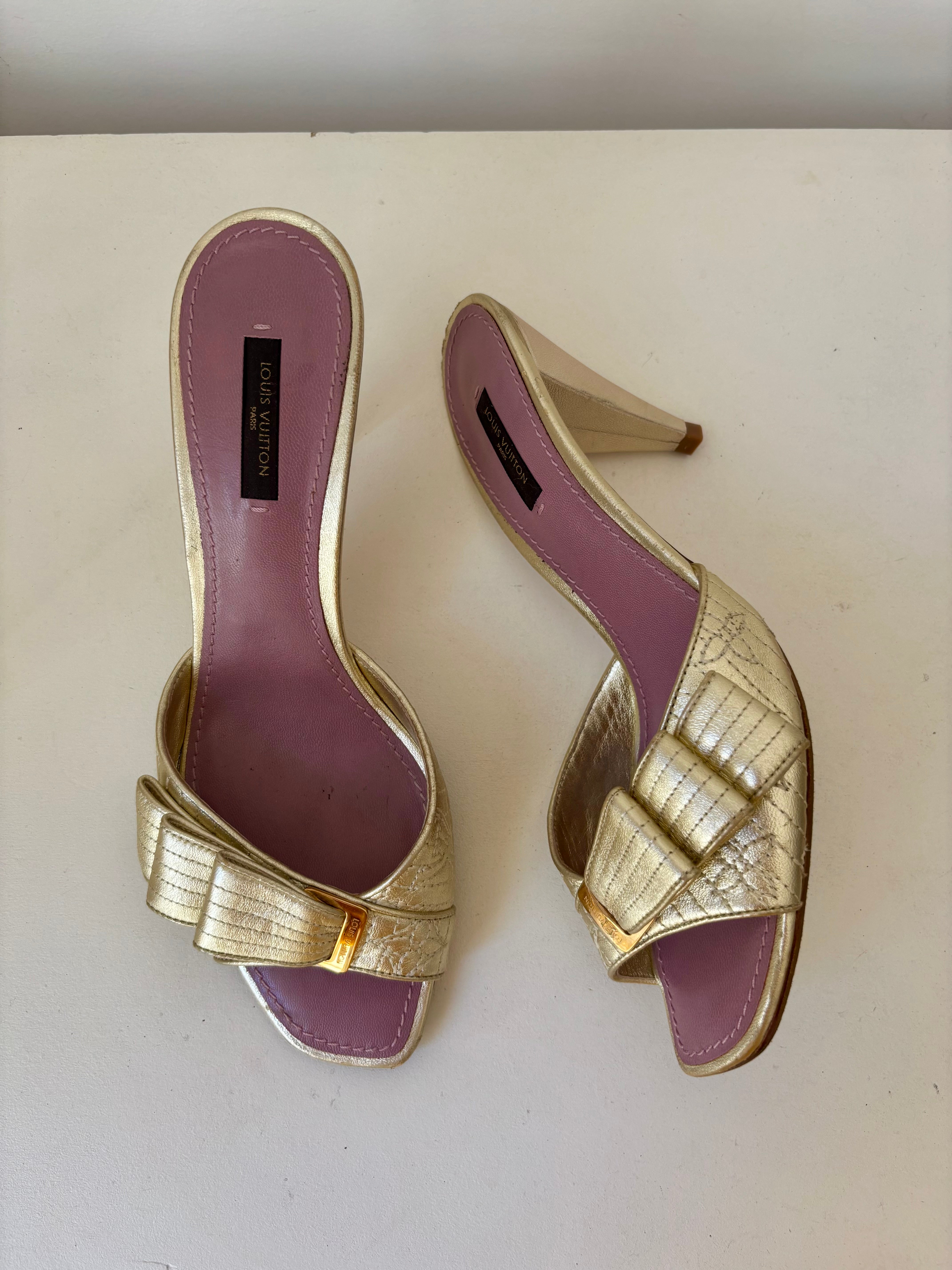 Louis Vuitton mules dorées à boucle assortie