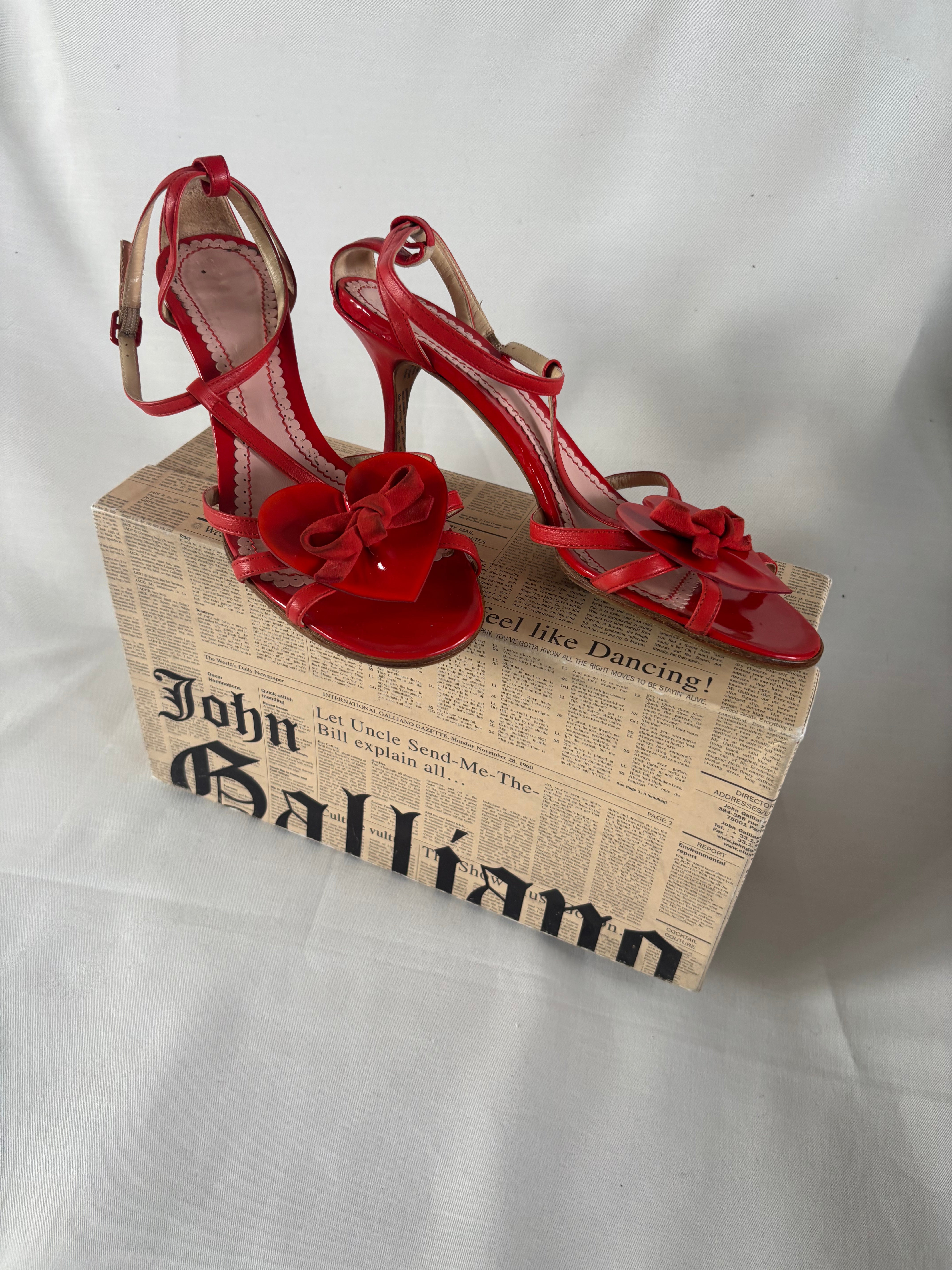 Galliano Pumps in Herzform - Größe 37,5