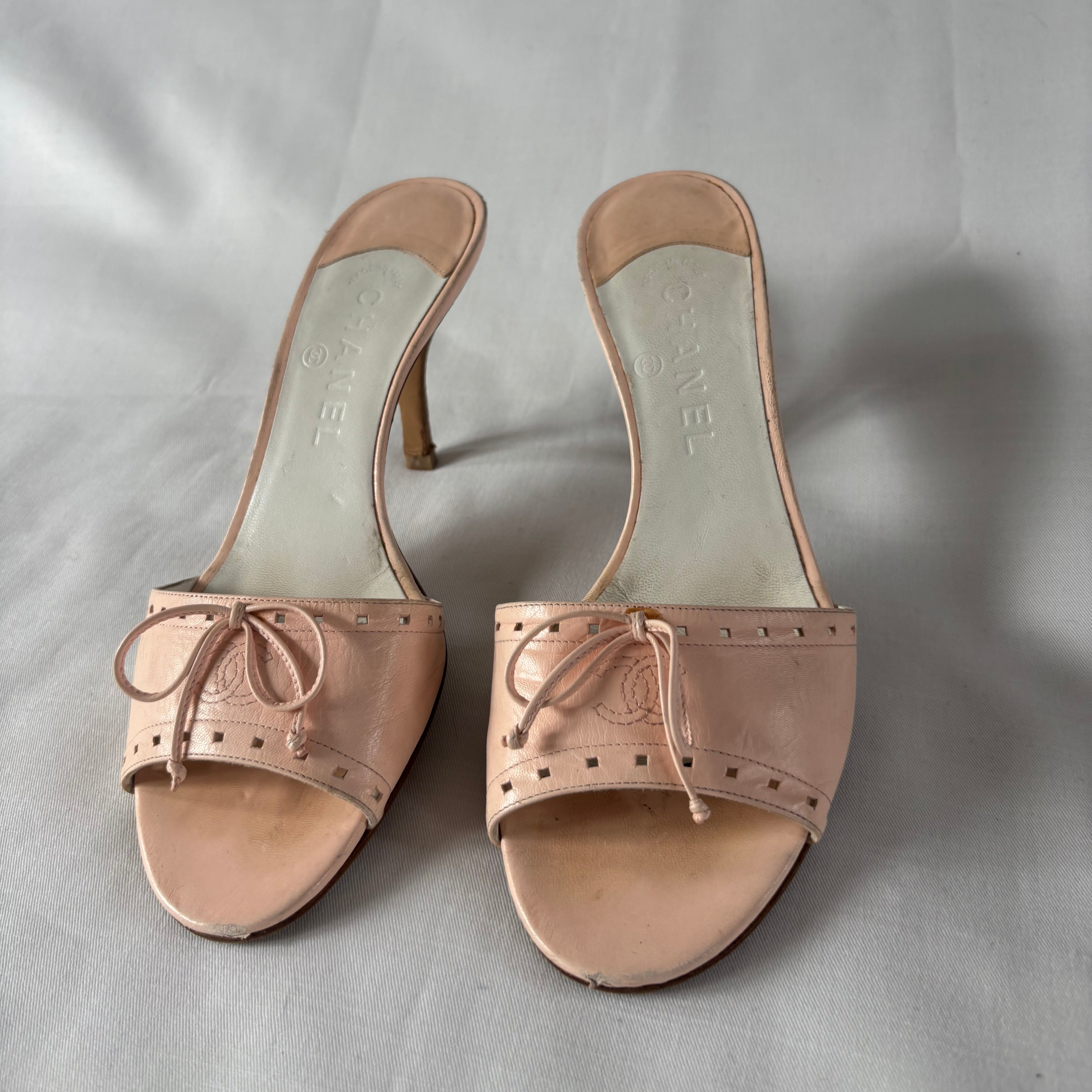 Mules Chanel à talons rose pâle