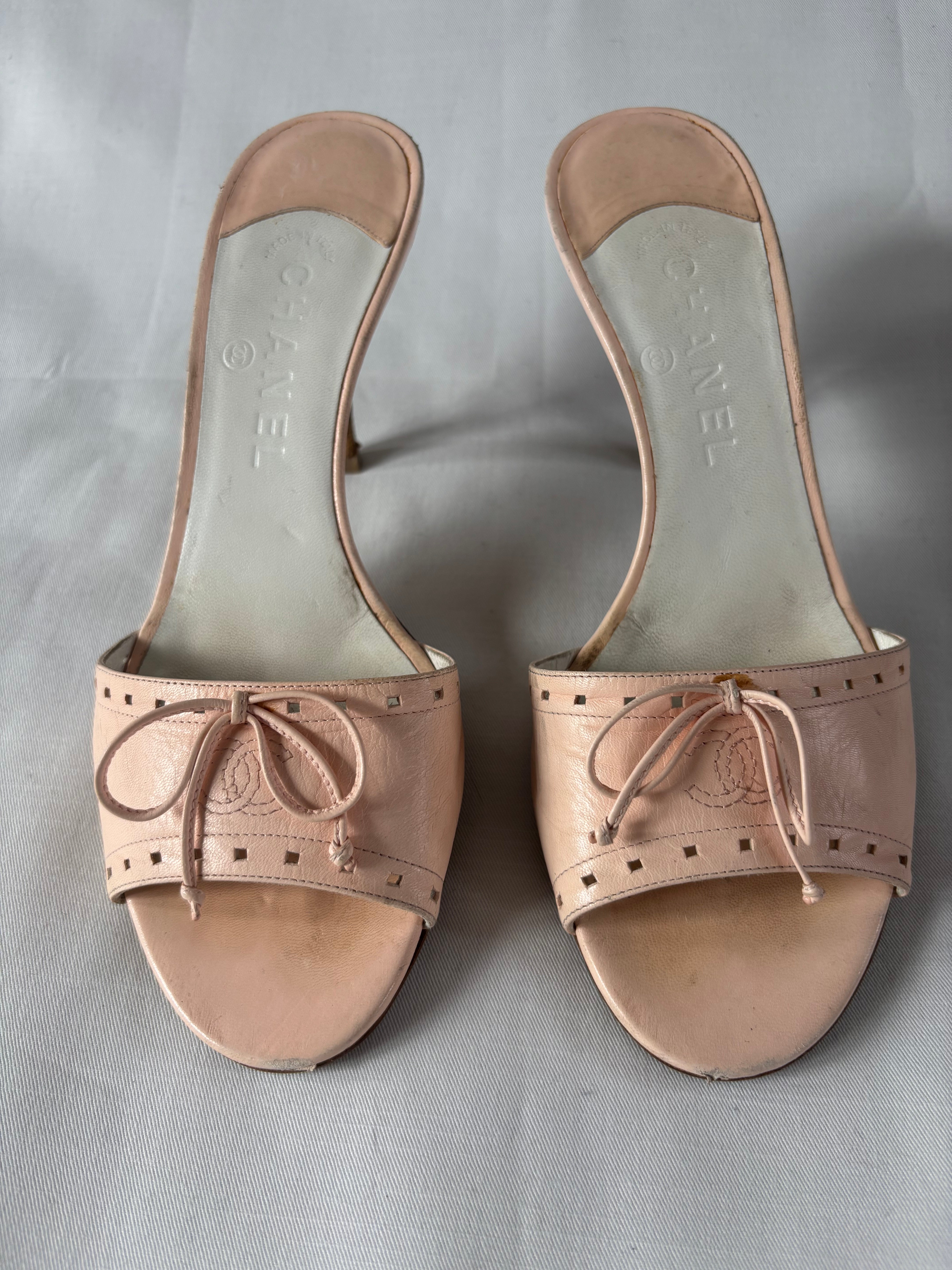 Mules Chanel à talons rose pâle