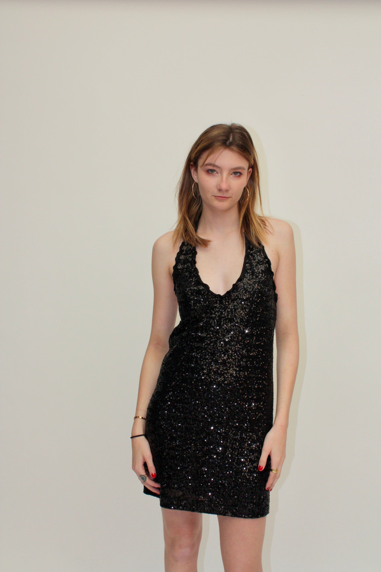 Moschino – Robe dos nu à sequins noirs – S