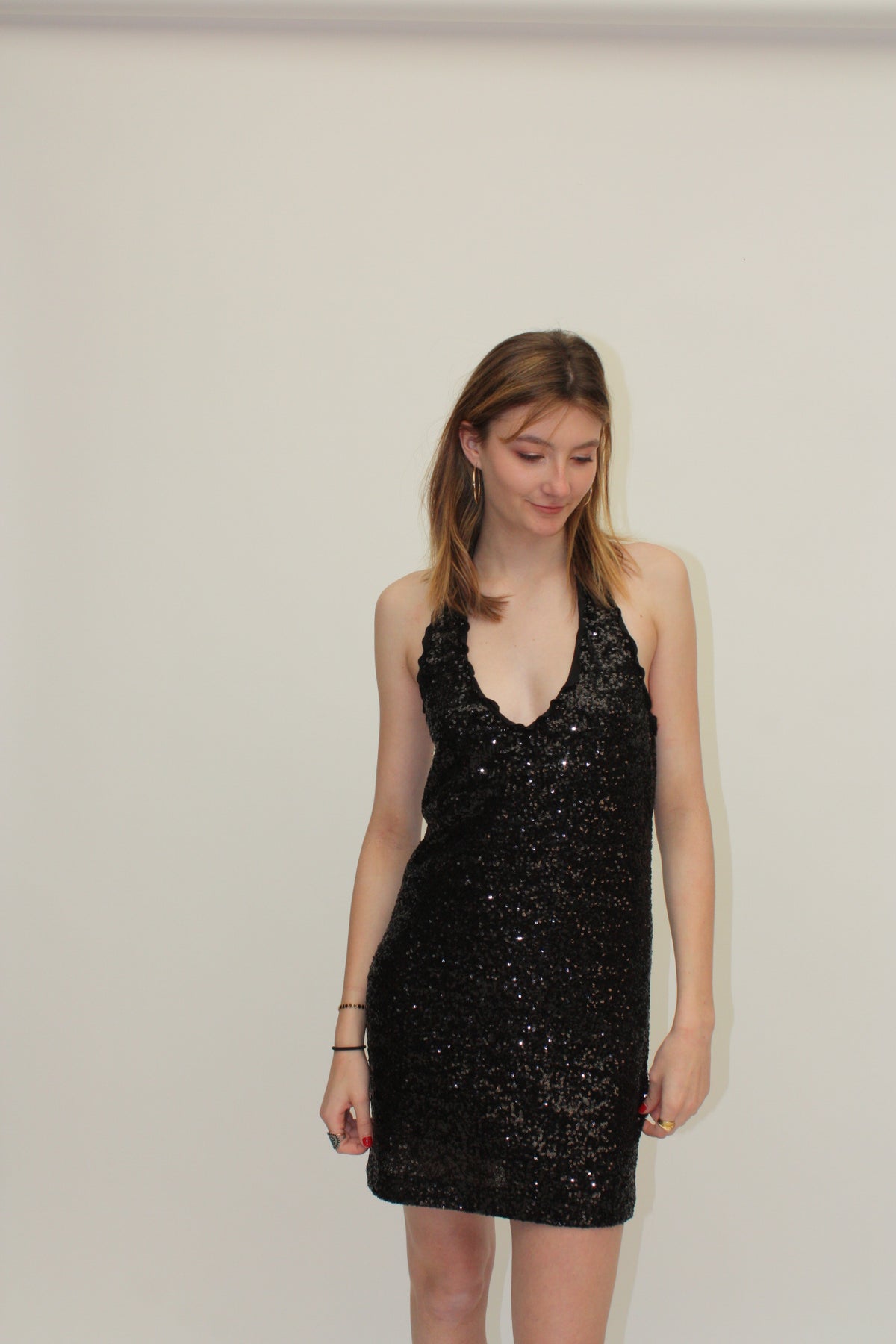 Moschino – Robe dos nu à sequins noirs – S