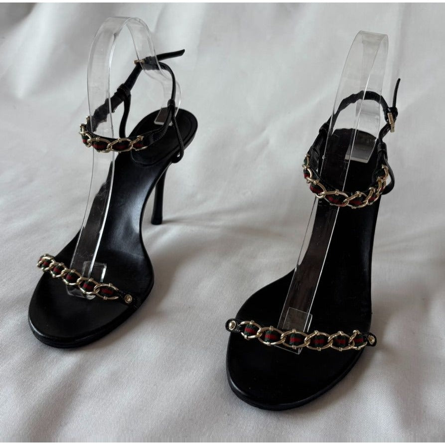 Sandales Gucci à talons – Chaîne dorée & ruban maison