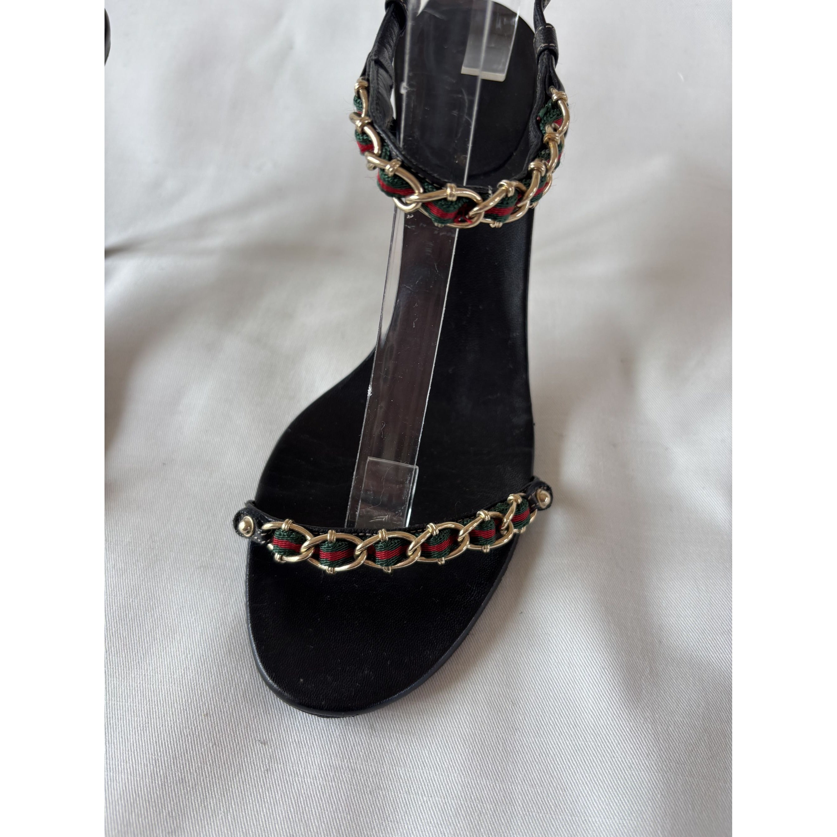 Sandales Gucci à talons – Chaîne dorée & ruban maison
