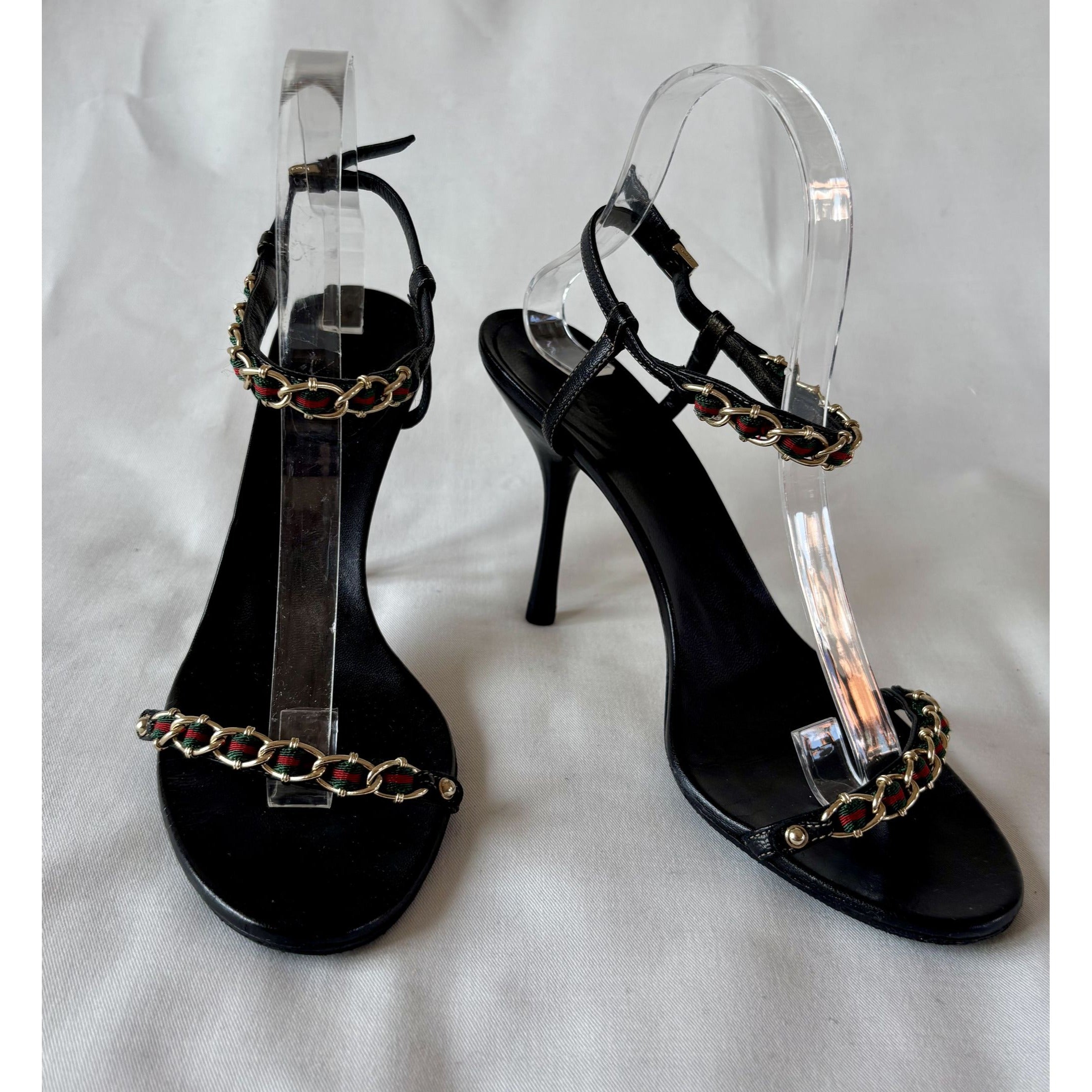 Sandales Gucci à talons – Chaîne dorée & ruban maison