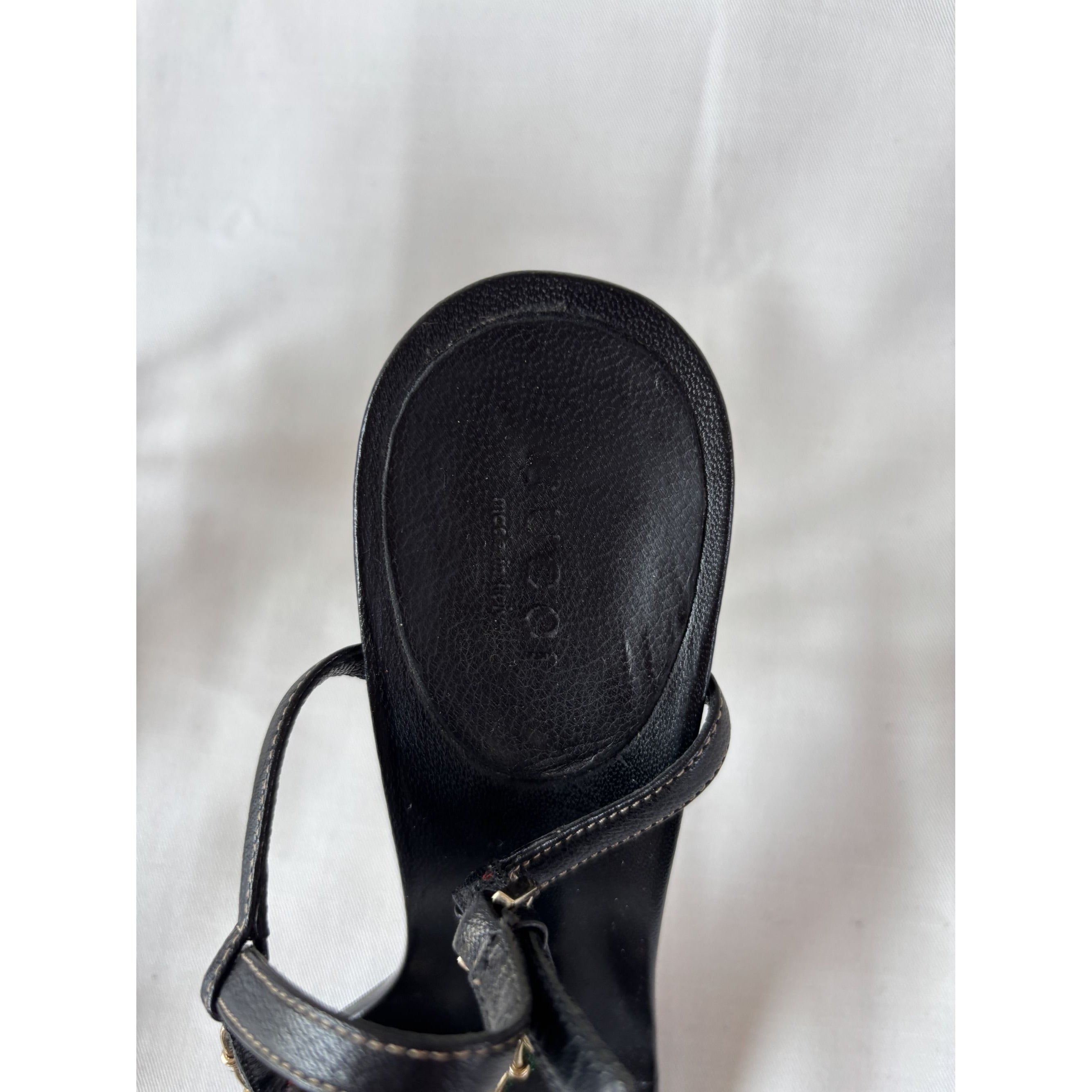 Sandales Gucci à talons – Chaîne dorée & ruban maison