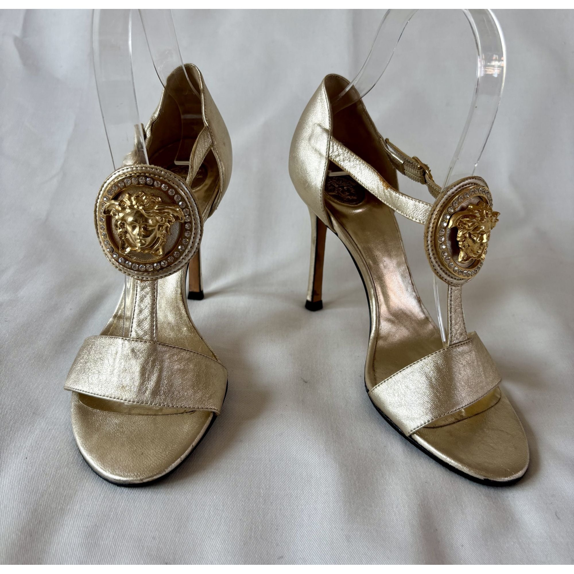 Sandales à talons Versace dorées – Méduse
