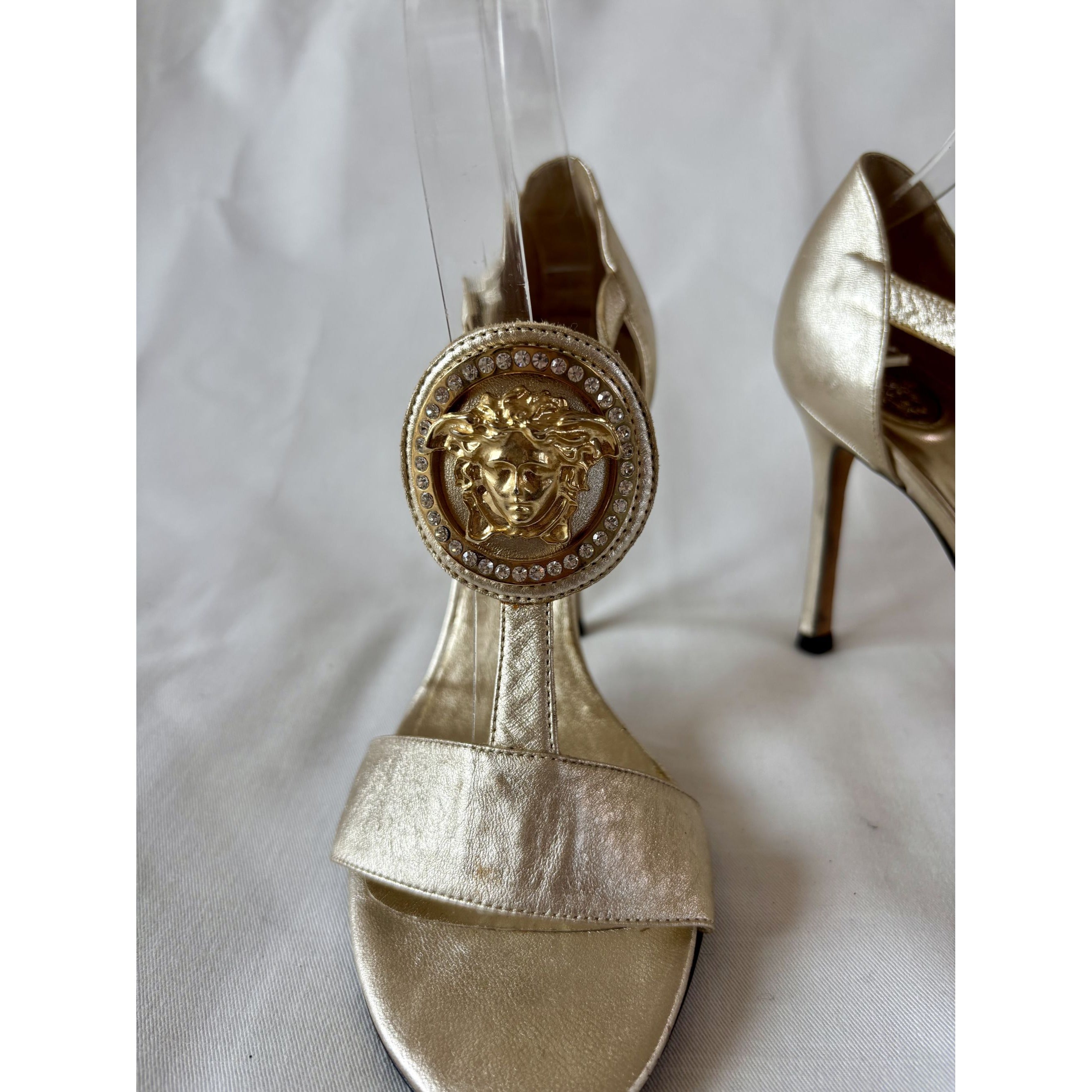 Sandales à talons Versace dorées – Méduse