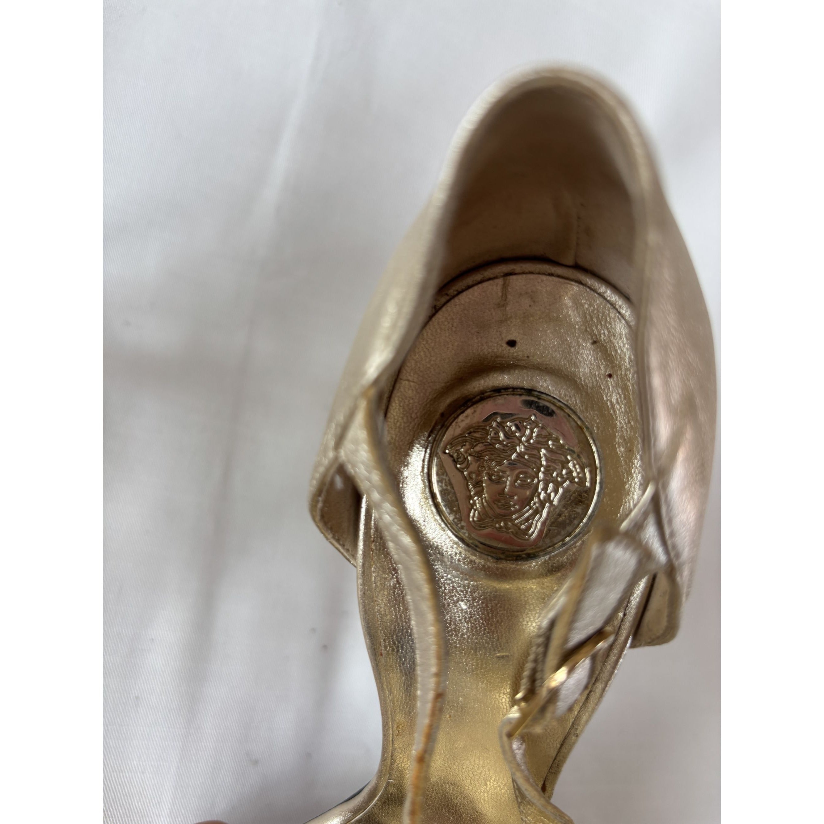 Sandales à talons Versace dorées – Méduse