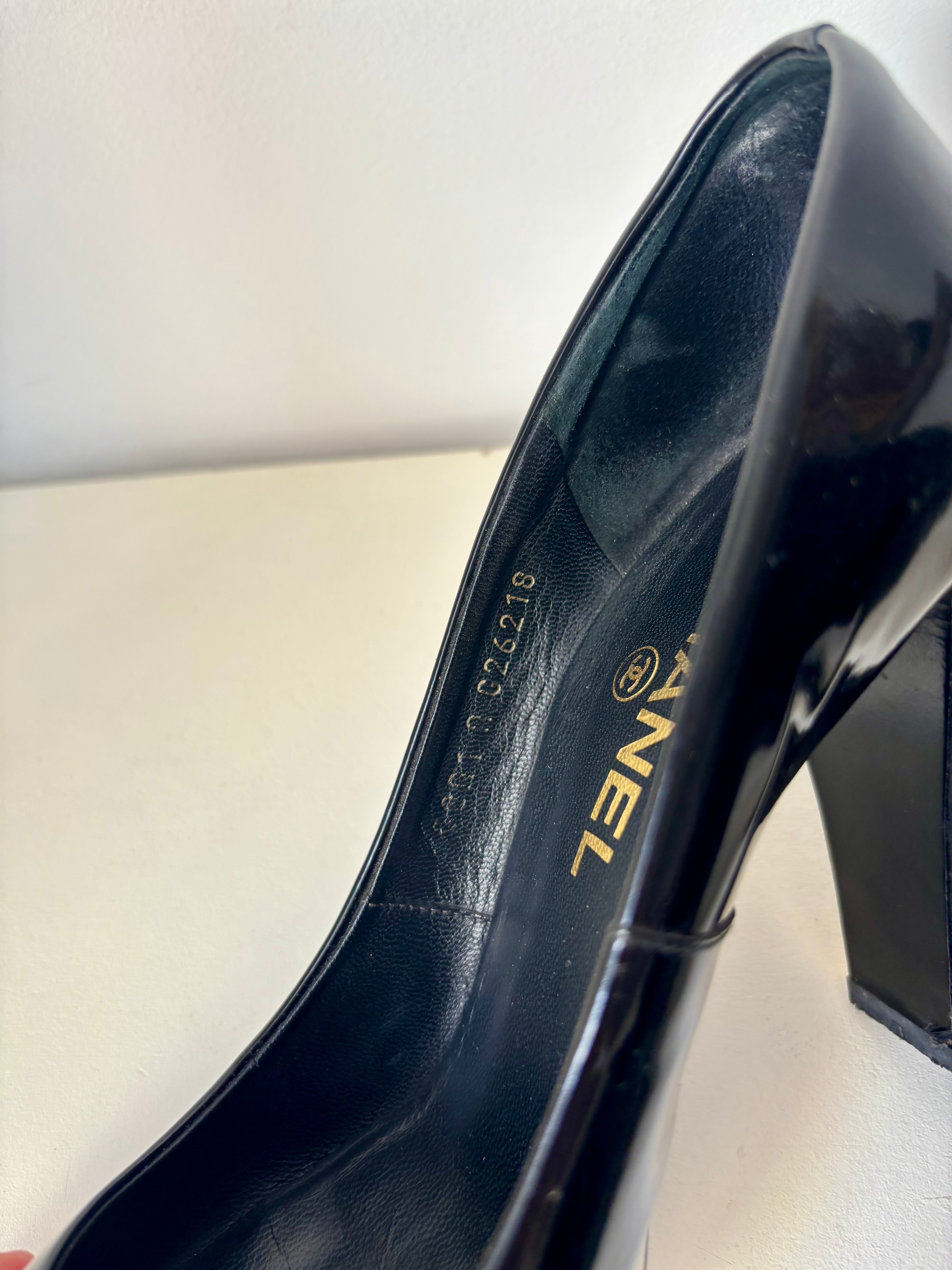 Chanel escarpins vernis noir à talon logo – 37