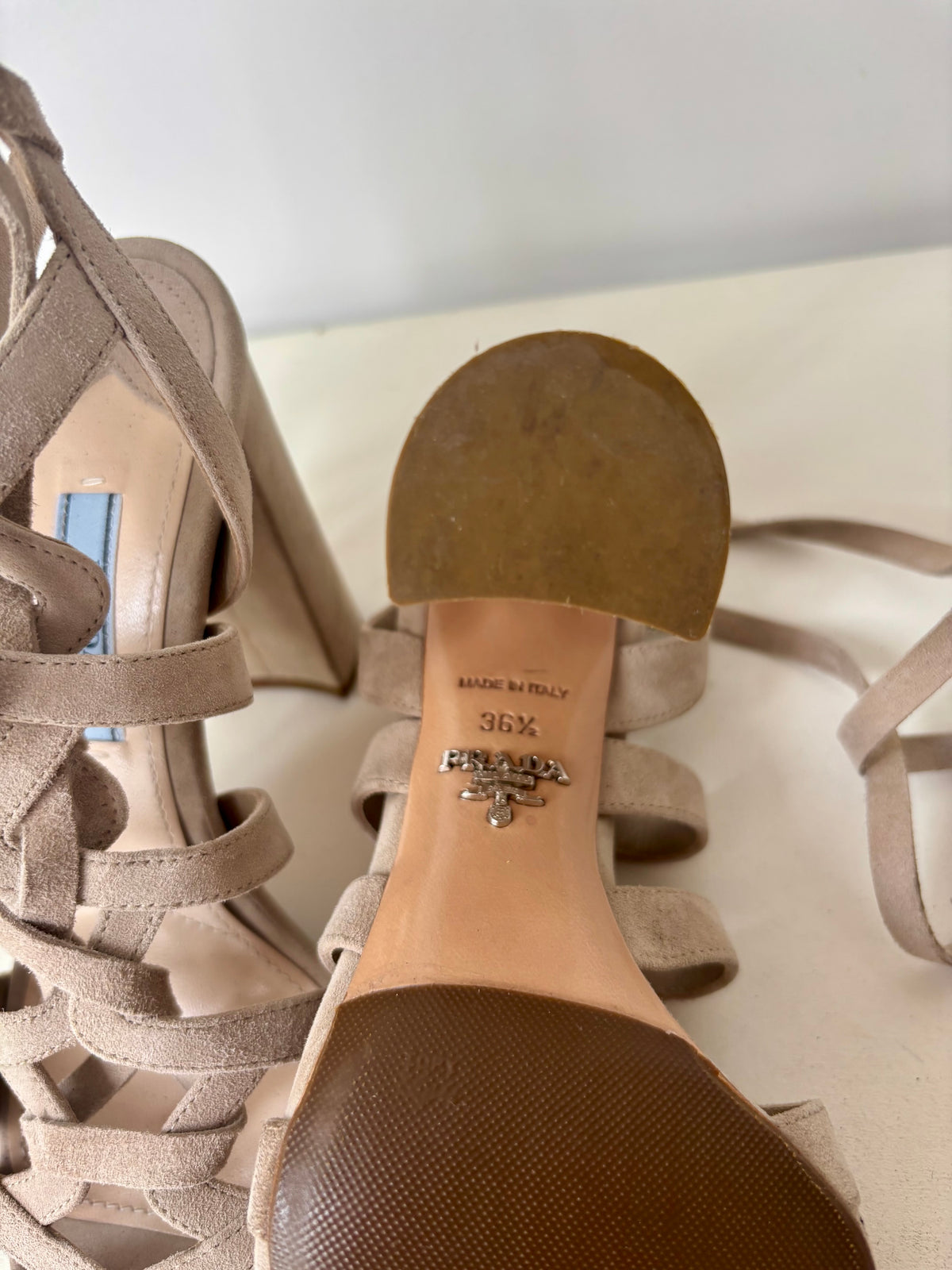 Prada Sandales Lacées Nude en Daim Talons Carrés – 36,5