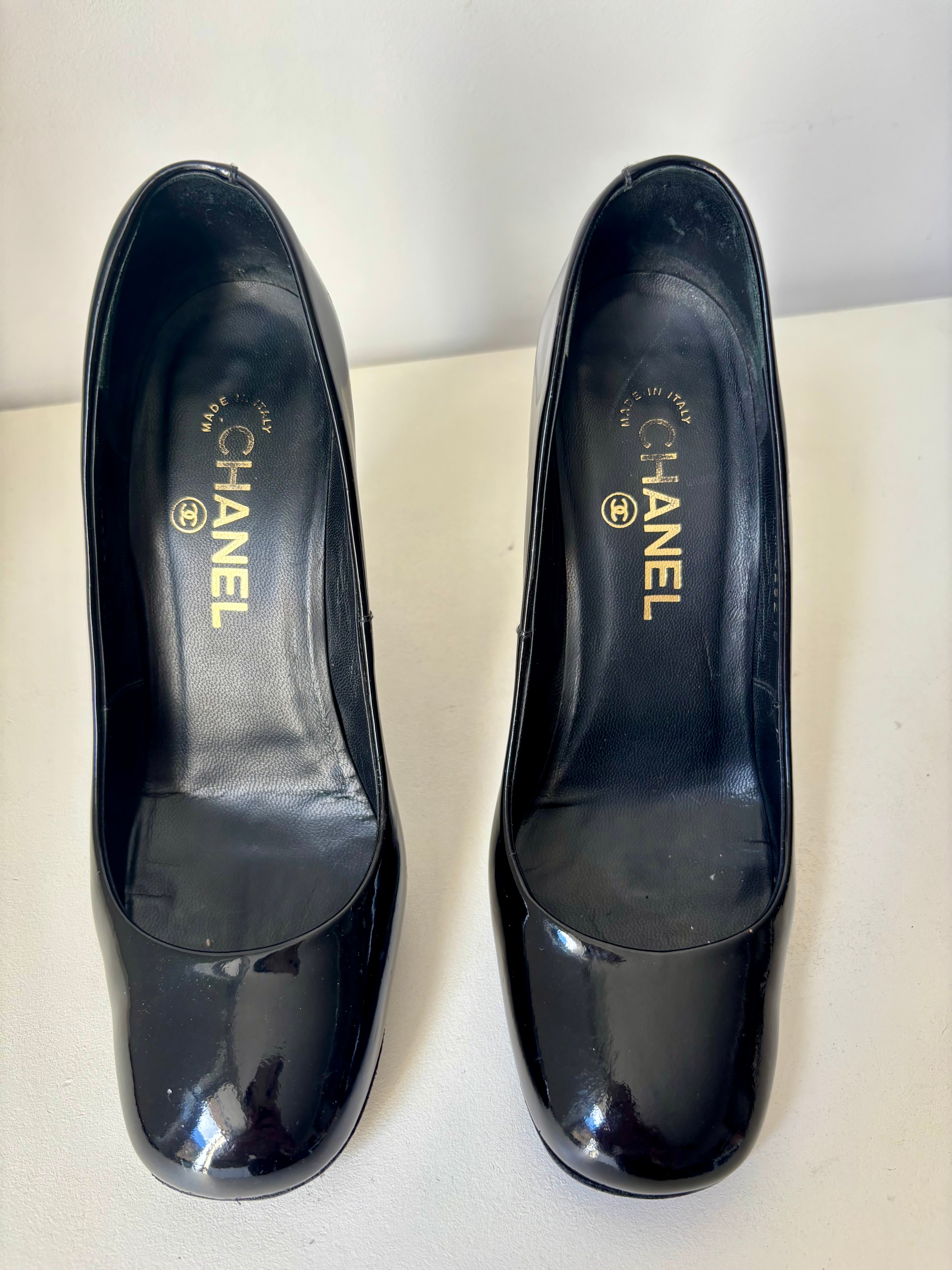 Chanel escarpins vernis noir à talon logo – 37