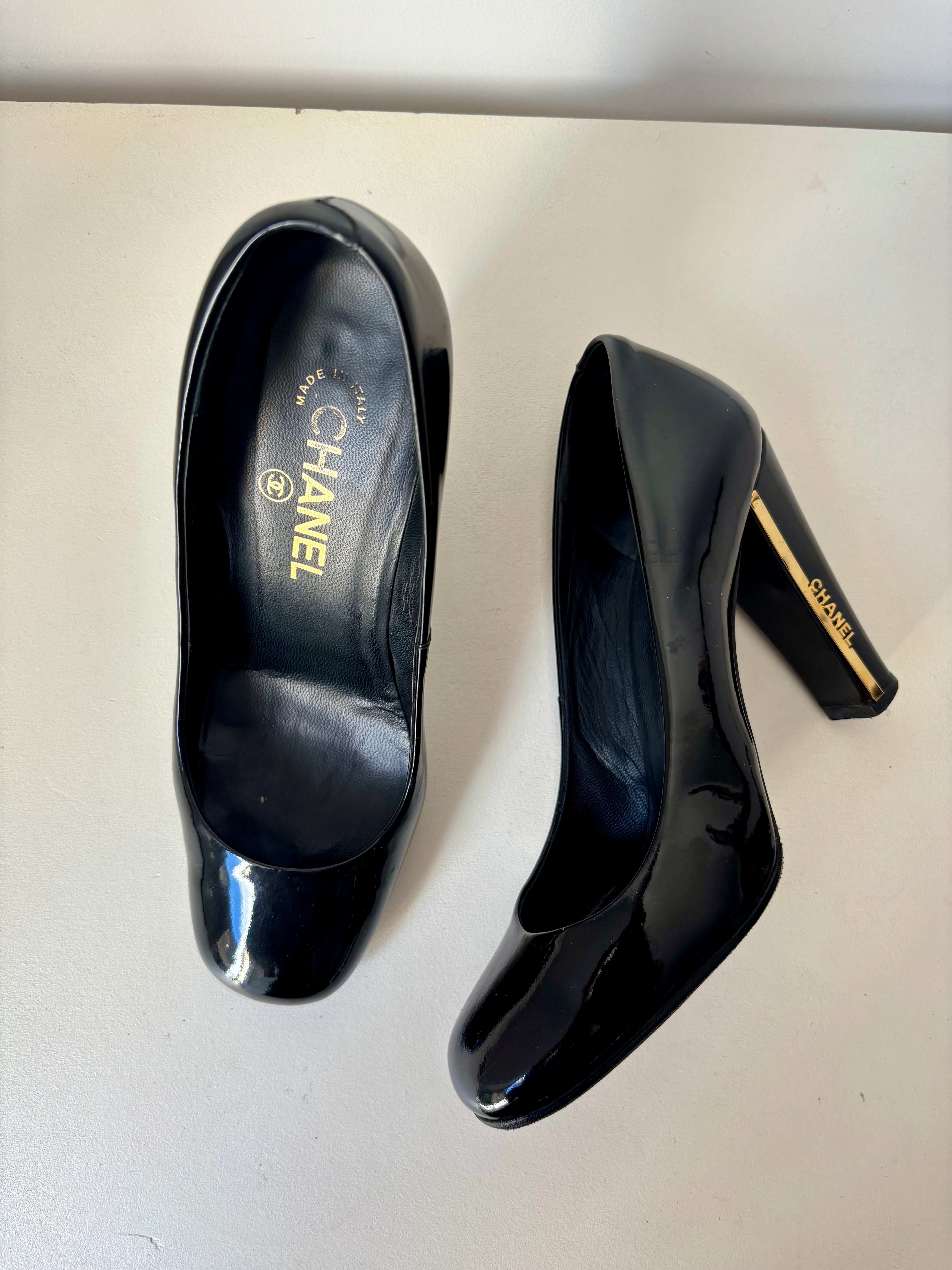 Chanel escarpins vernis noir à talon logo – 37