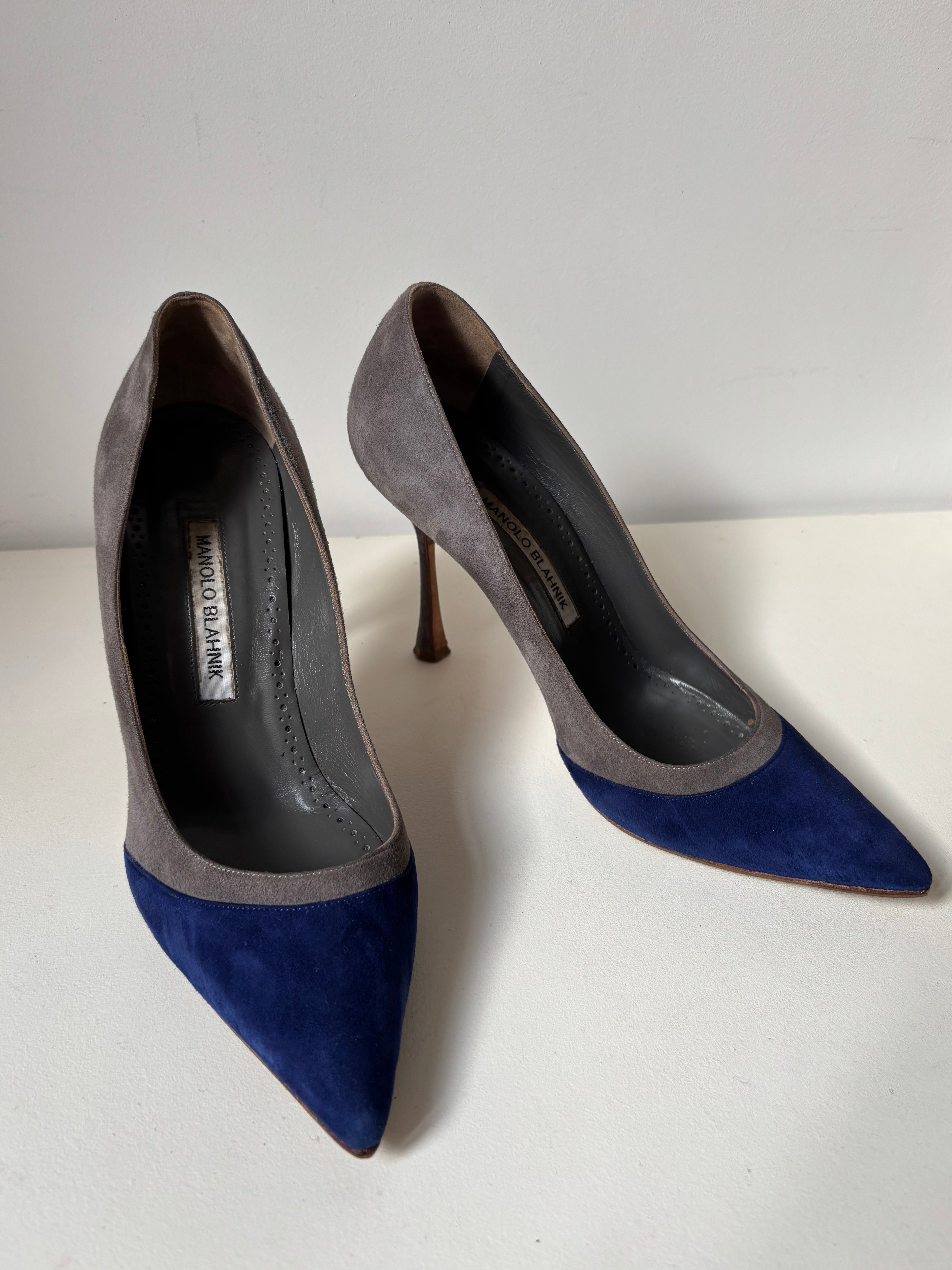 Manolo Blahnik gray blue suede pumps – 38
