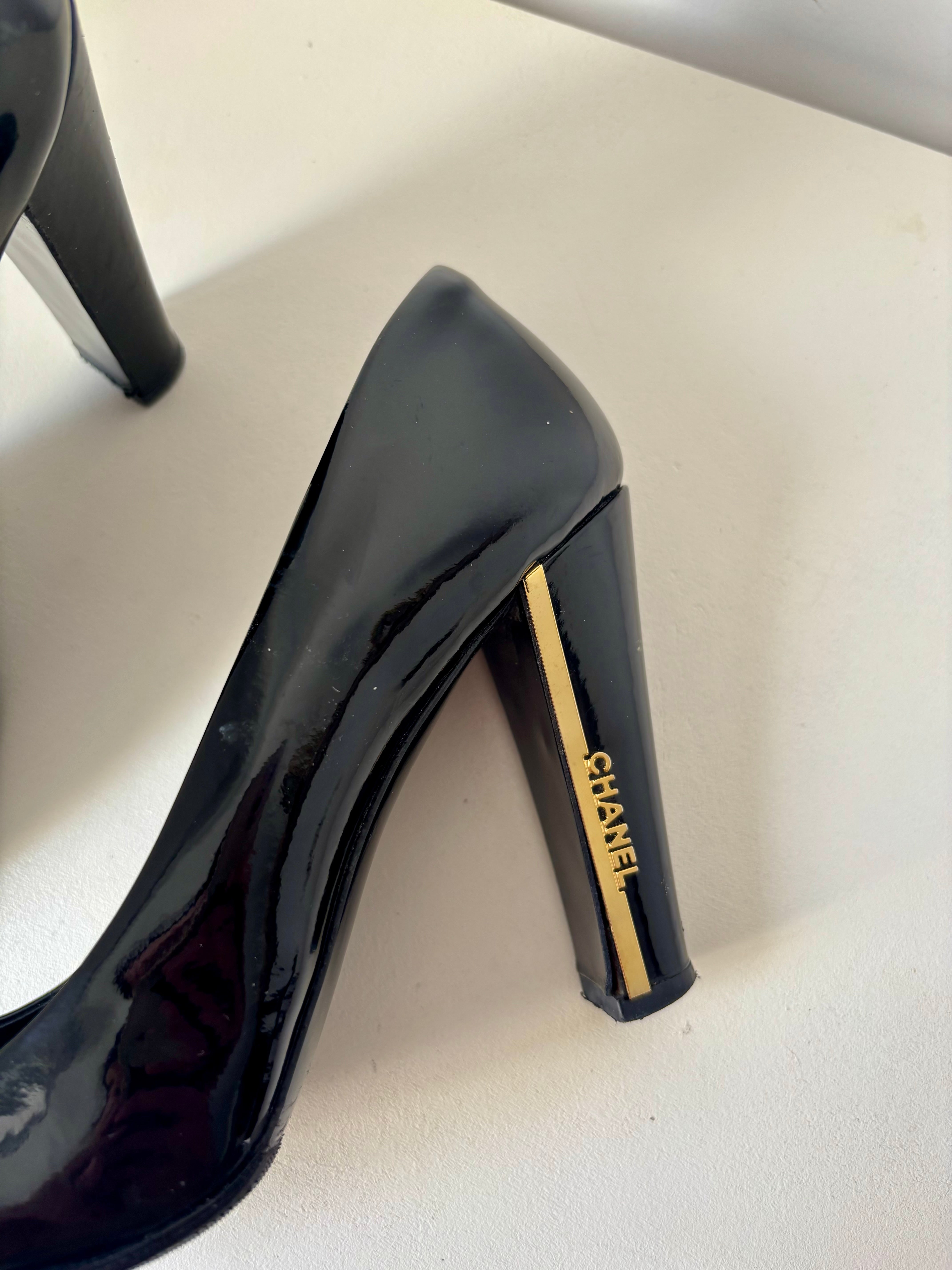Chanel escarpins vernis noir à talon logo – 37