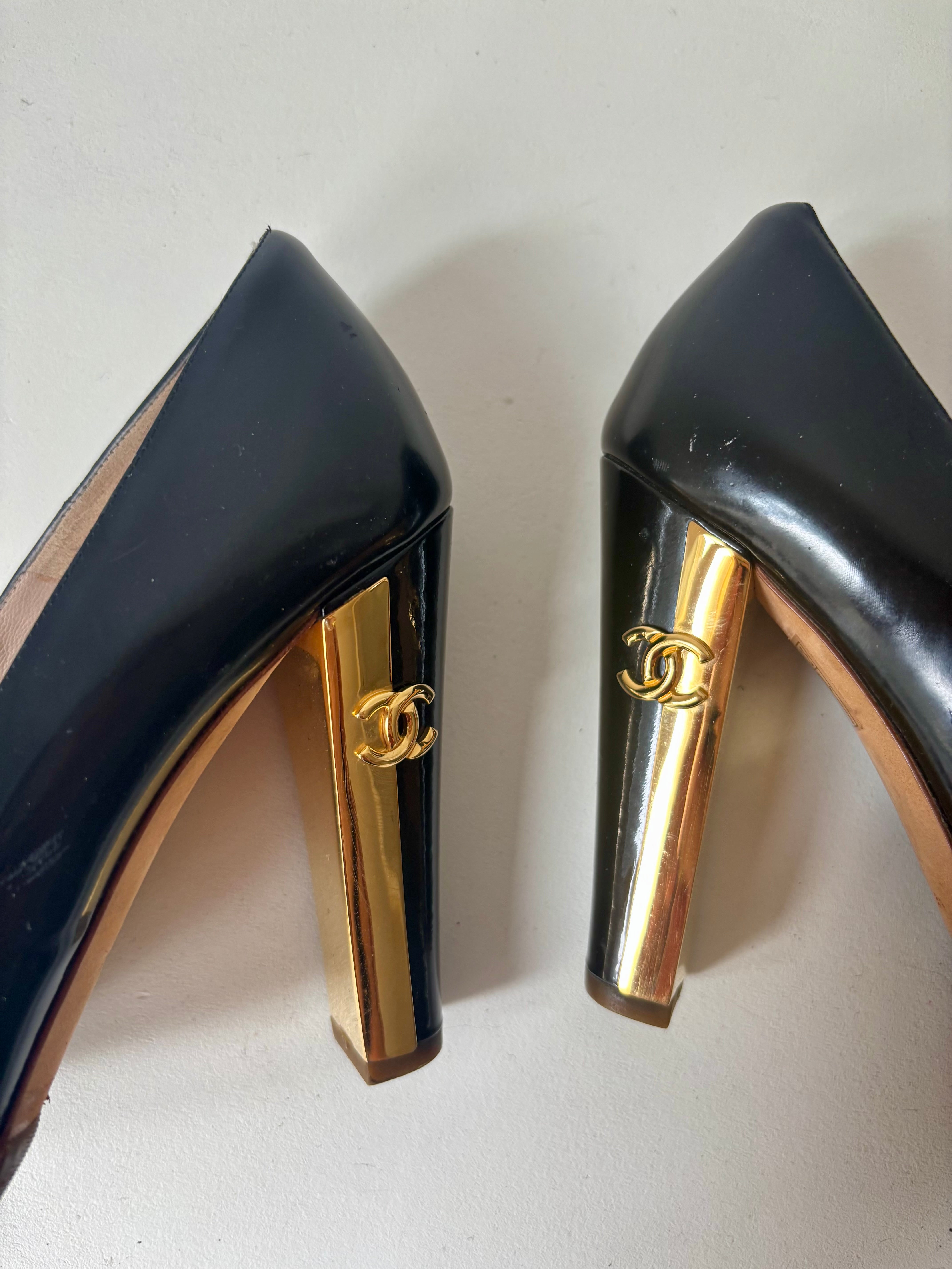 Chanel Escarpins vernis talons CC dorés — 37