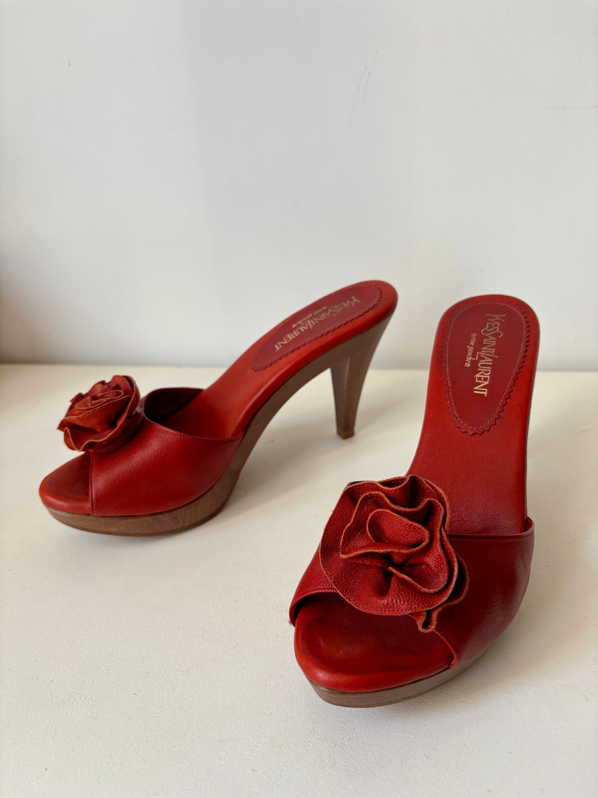Yves Saint Laurent mules vintage à talons cuir rouge fleur – 37