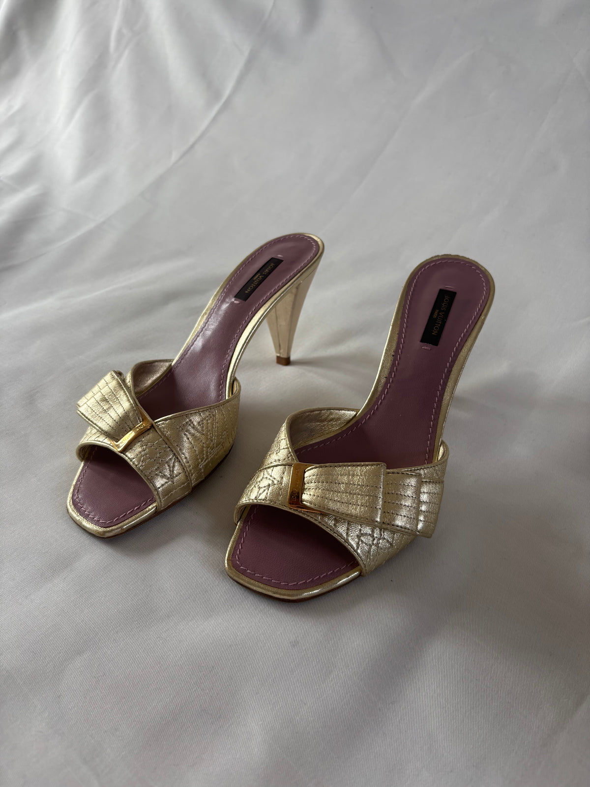 Louis Vuitton mules dorées à boucle assortie