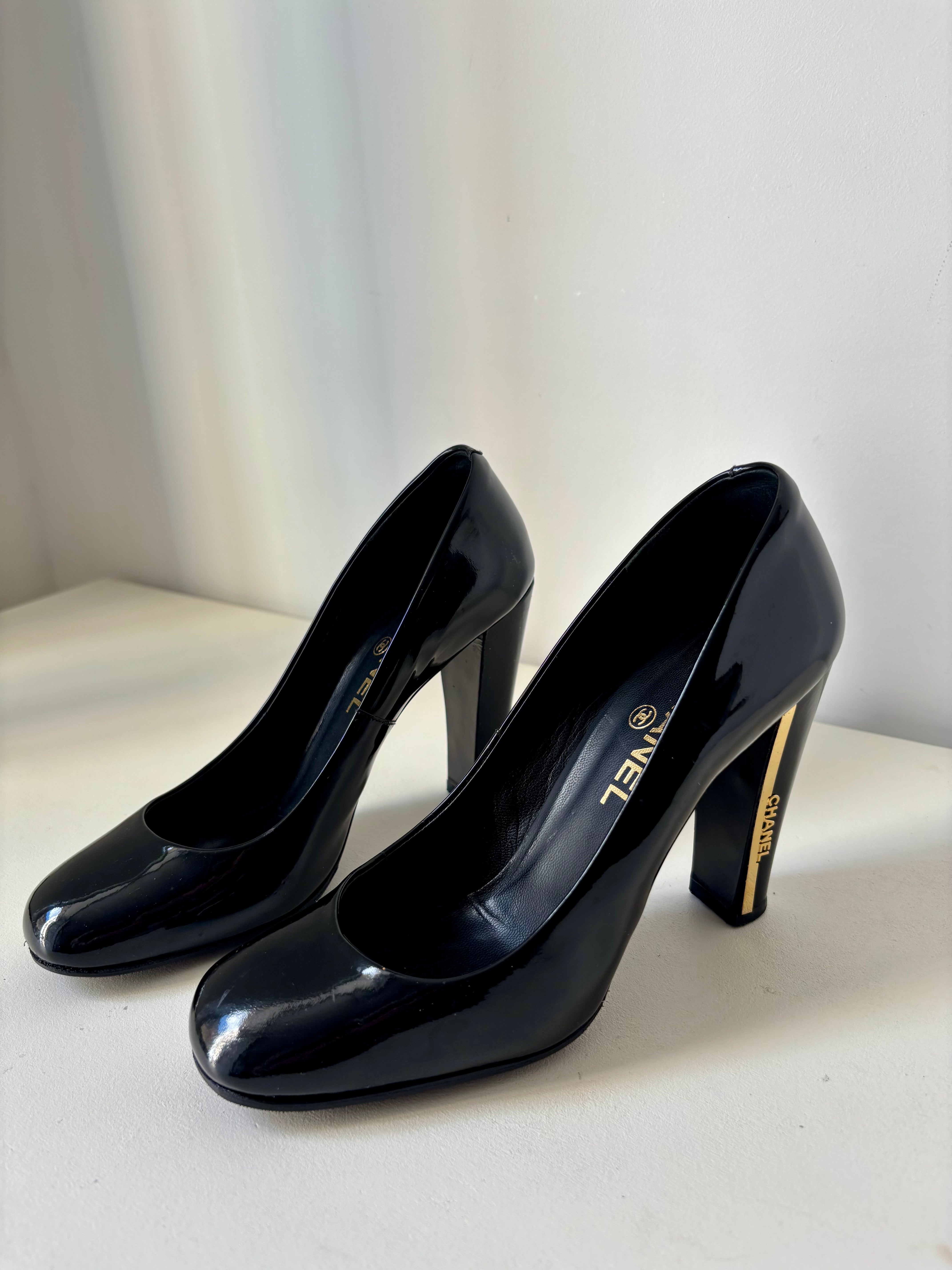 Chanel escarpins vernis noir à talon logo – 37