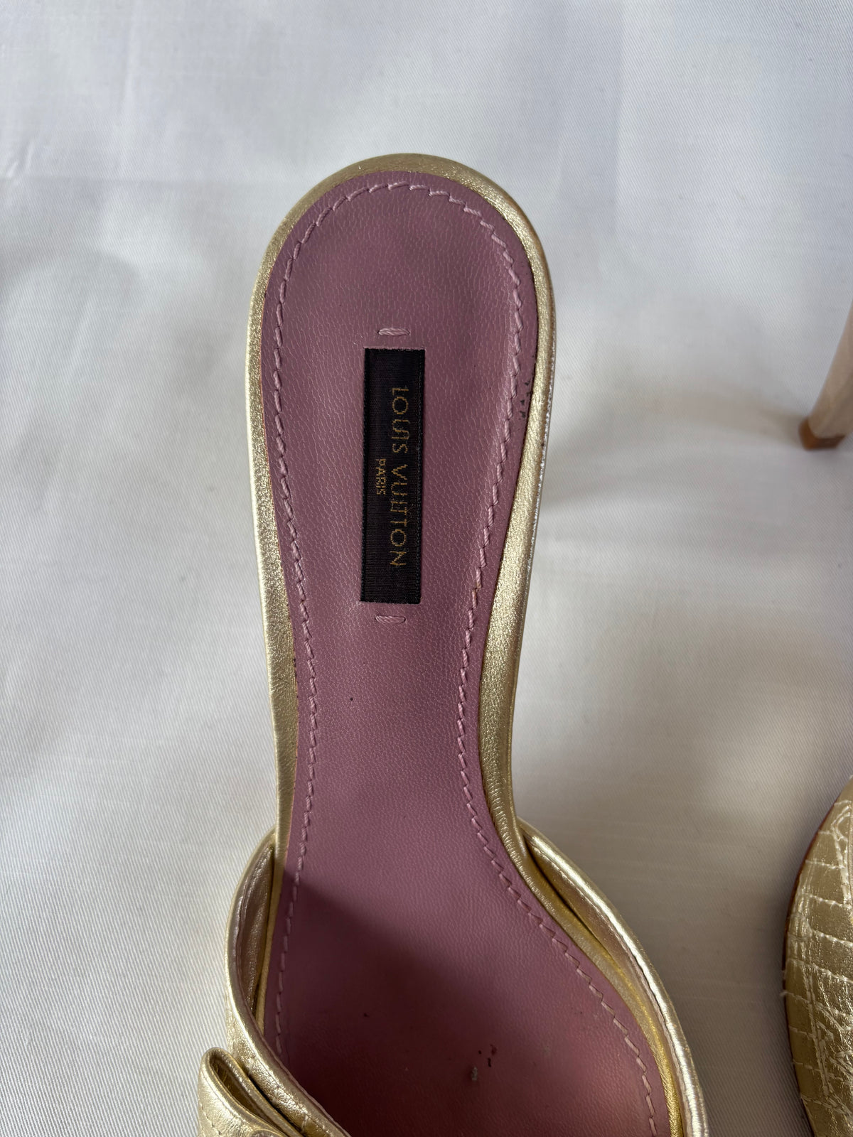 Louis Vuitton mules dorées à boucle assortie