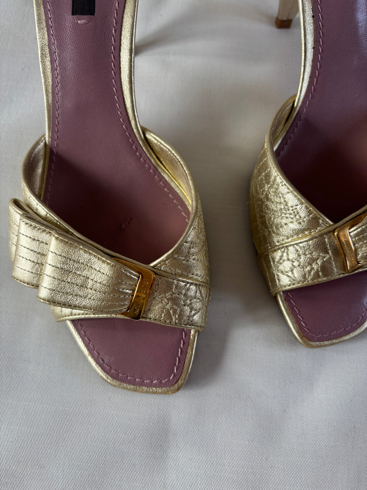 Louis Vuitton mules dorées à boucle assortie