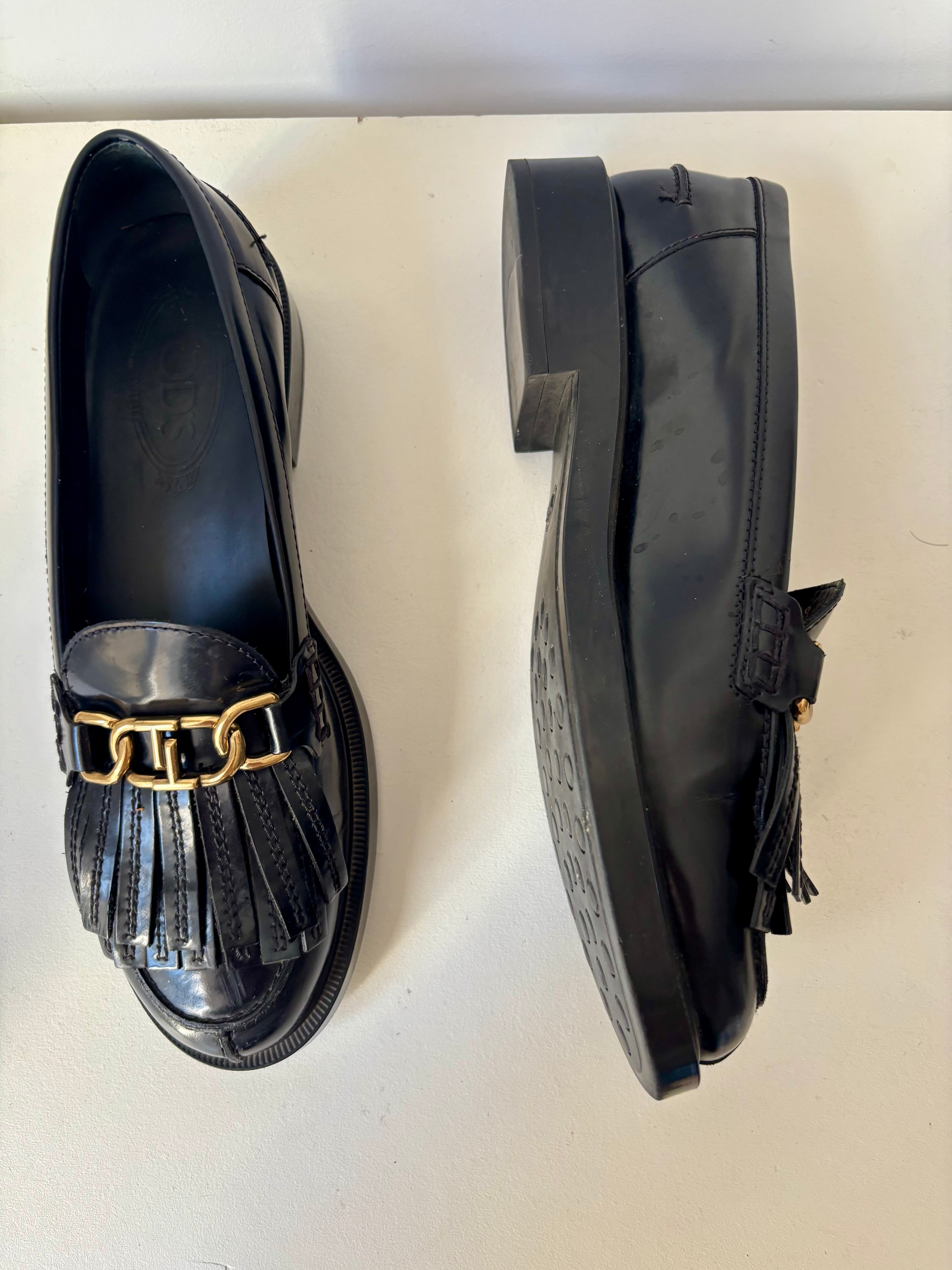 Tod’s mocassins en cuir noir à franges et boucle dorée – 38